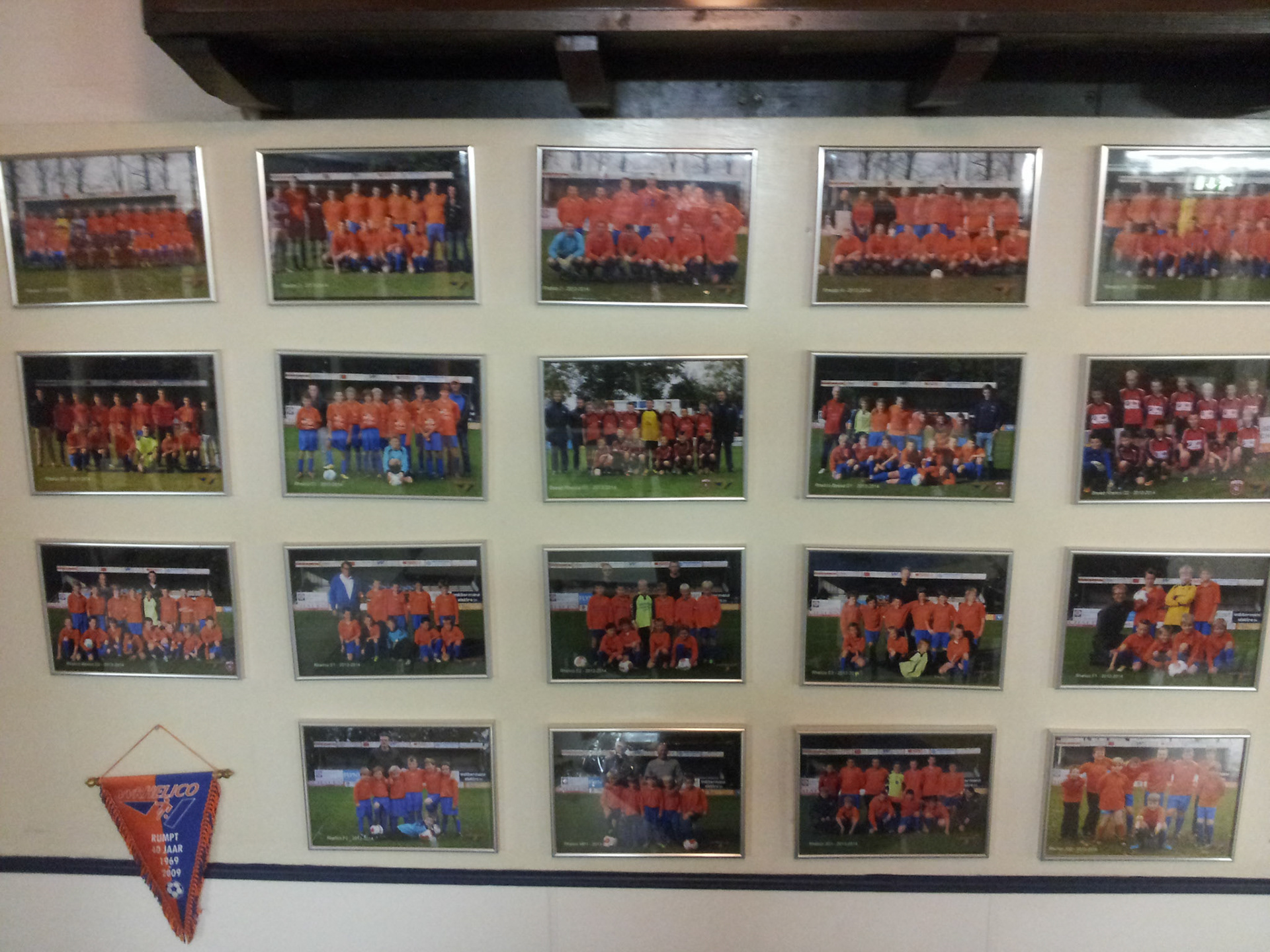 Eindelijk alle 19 teams op de foto