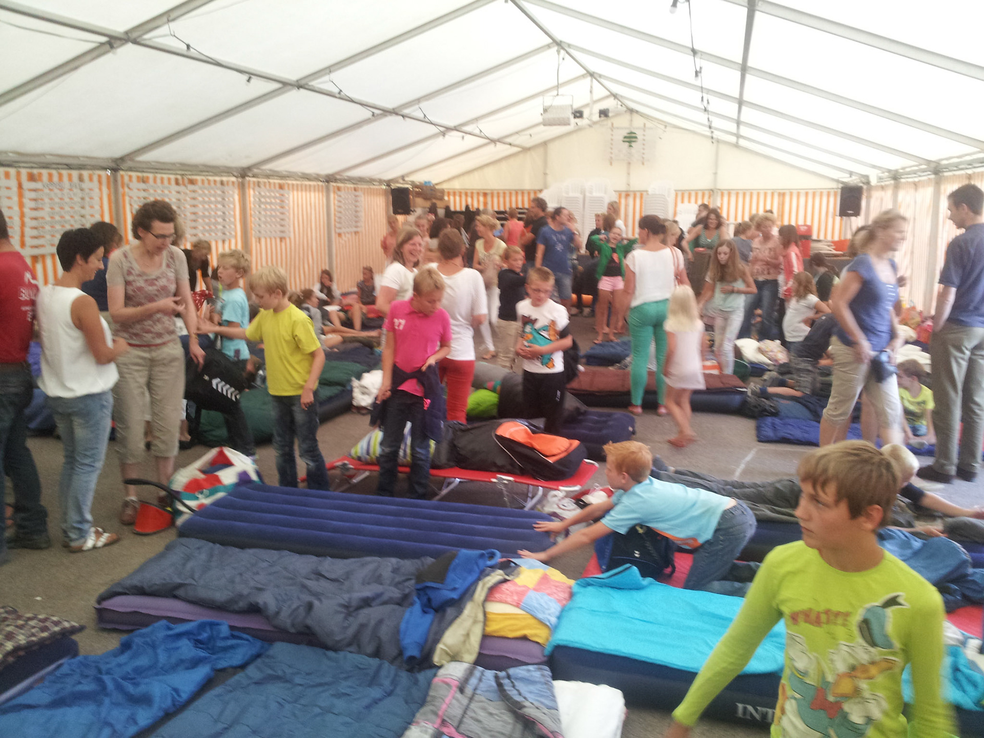 Volle tent voor de nacht van Deil