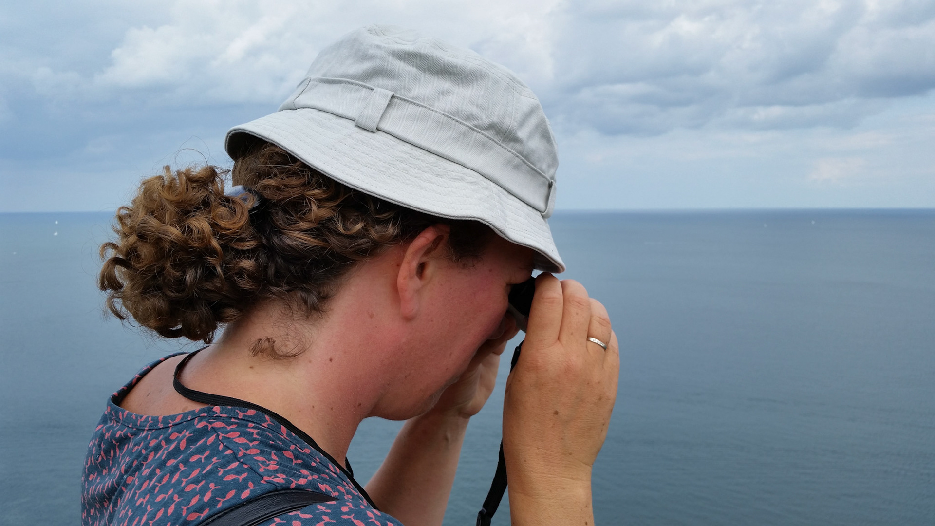 Erna gluurt met verrekijker