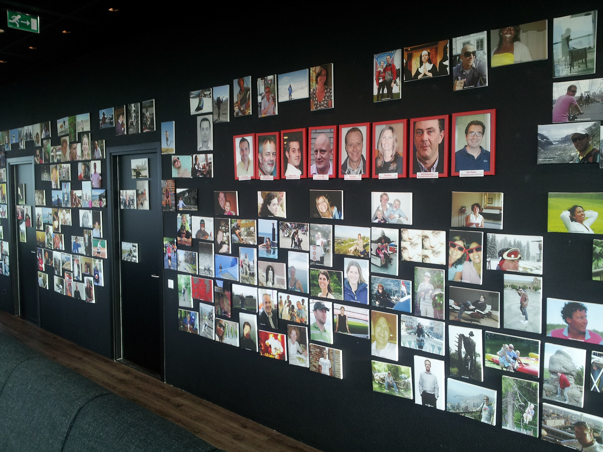 Medewerkers fotomuur bij Vodafone hoofdkantoor Amsterdam