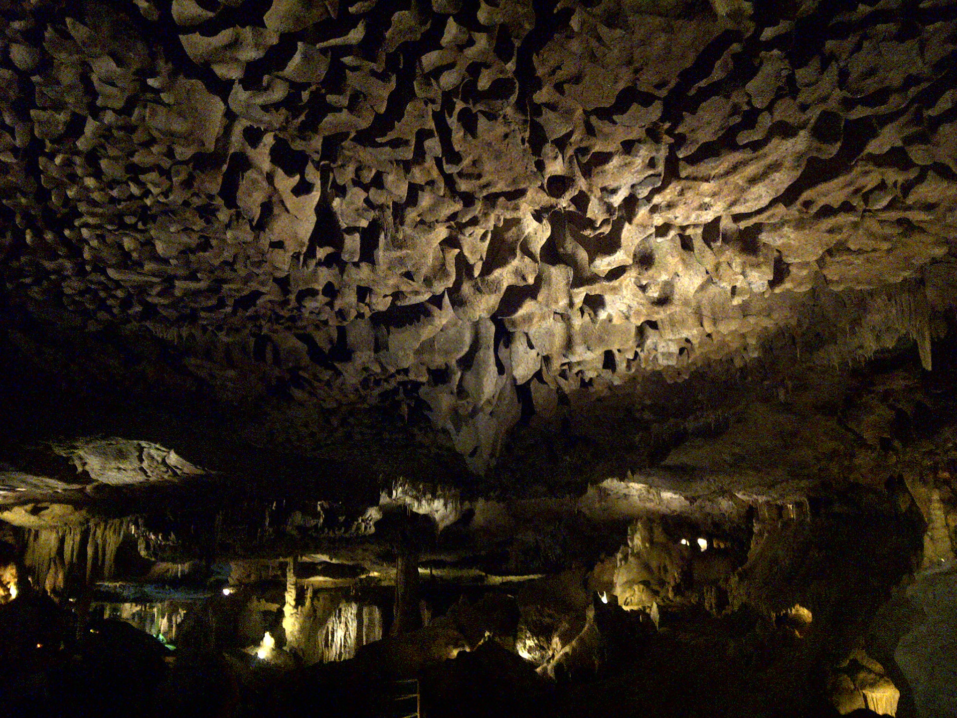 Prachtige enorme grot in de Pyreneeën