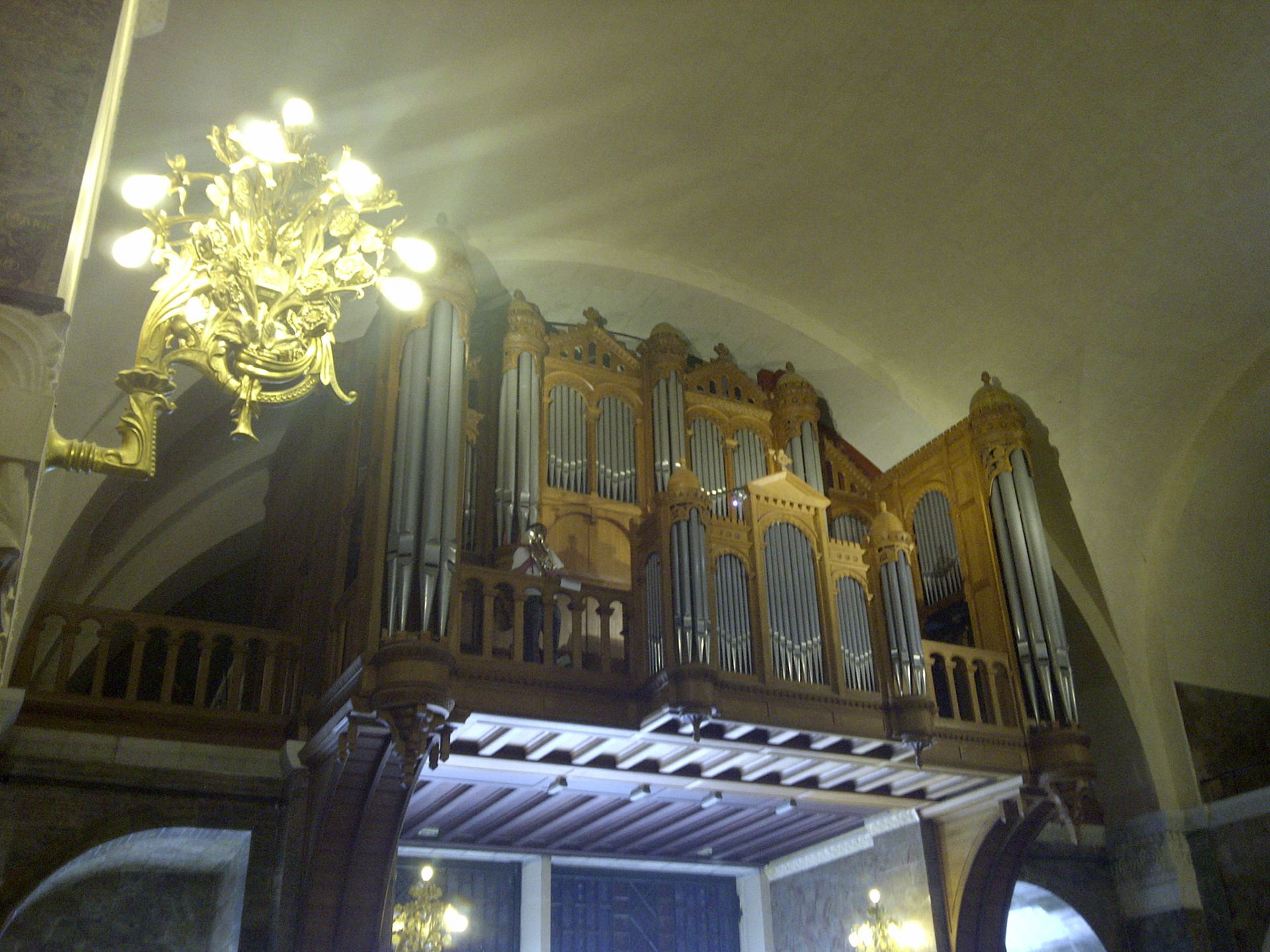 Wow, a sole horn player in the Lourdes Basilique