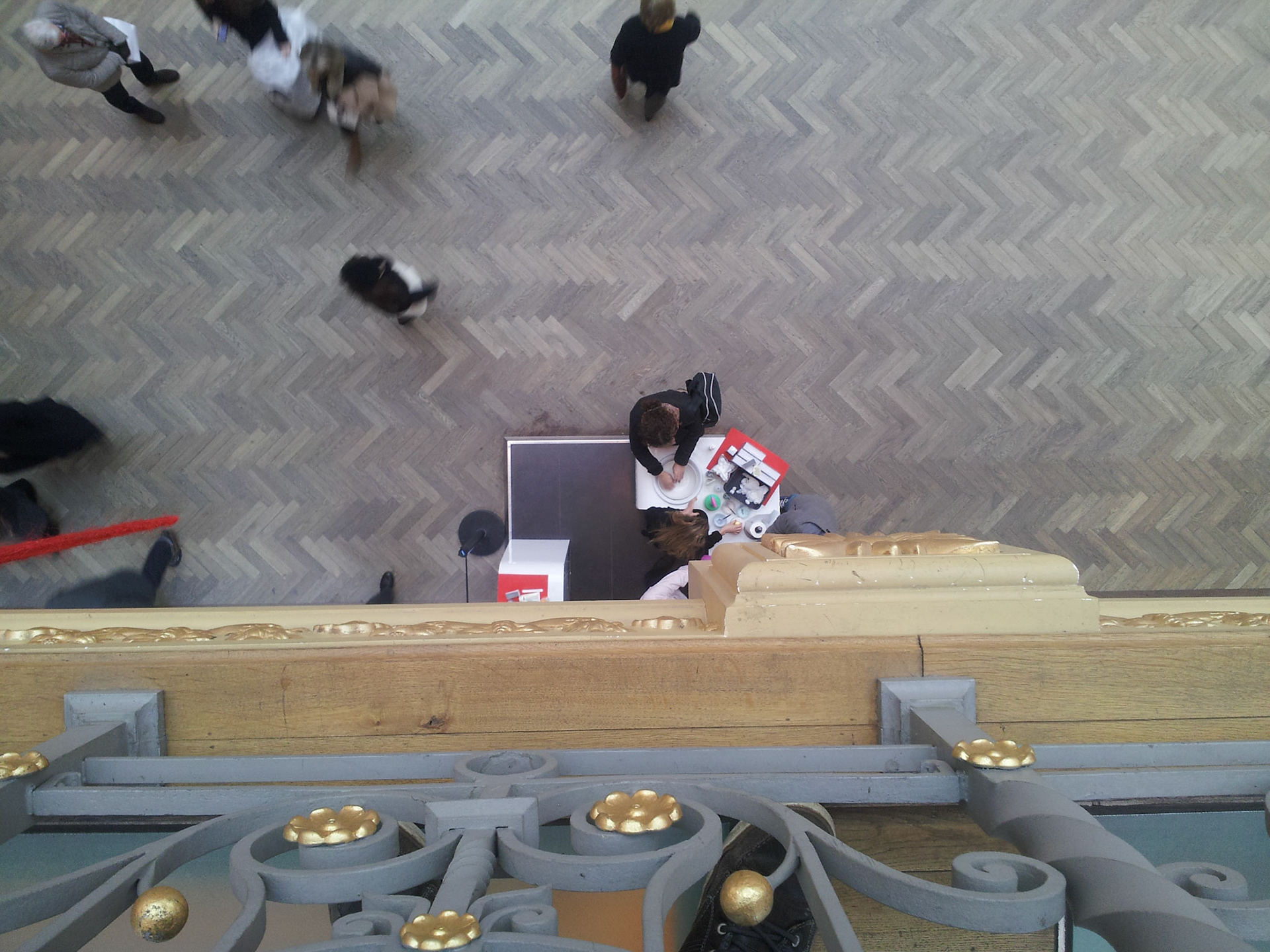 Erna krijgt hand scrub