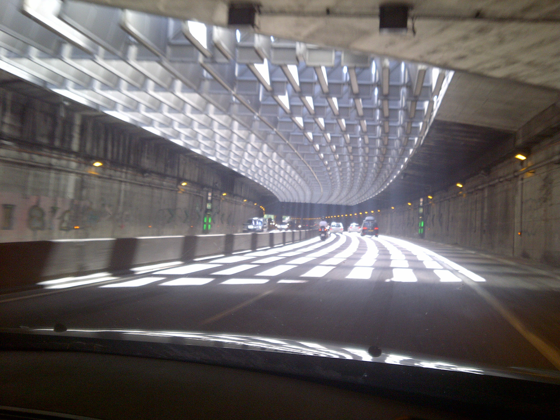 Mooie lichtinval door de vieze lucht in een Parijse tunnel