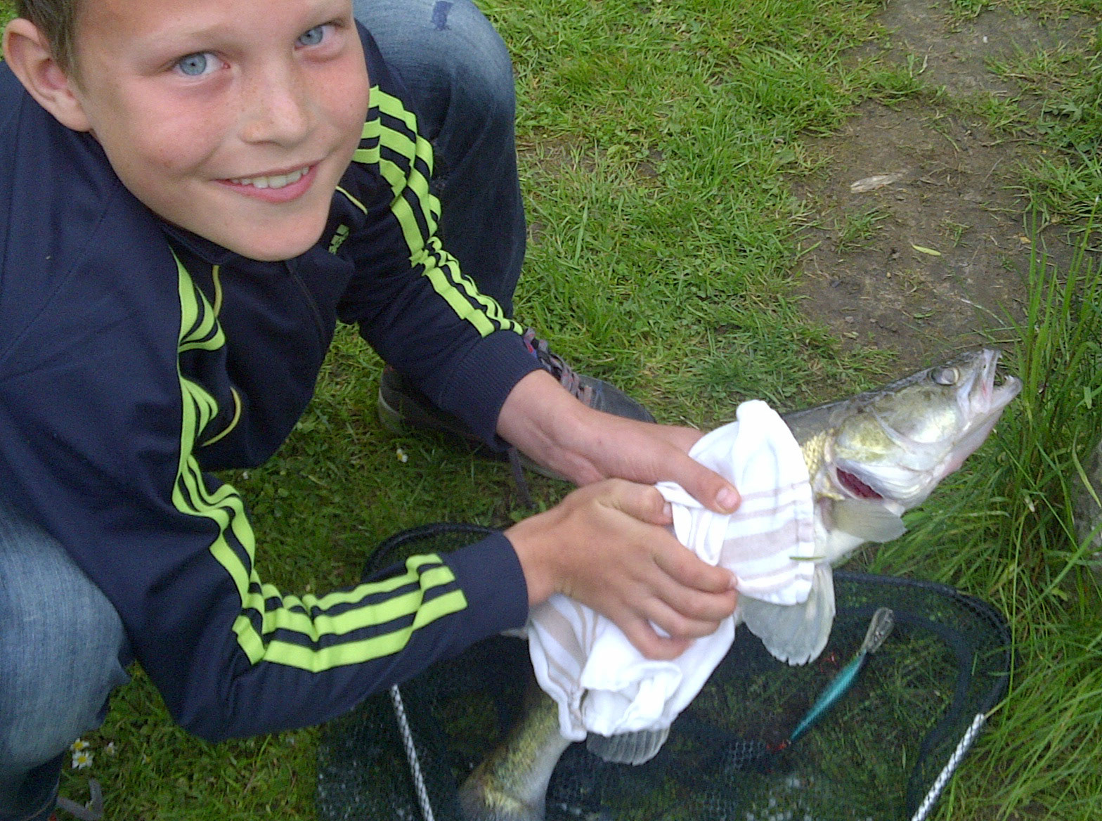 Joris vangt zijn eerste snoekbaars