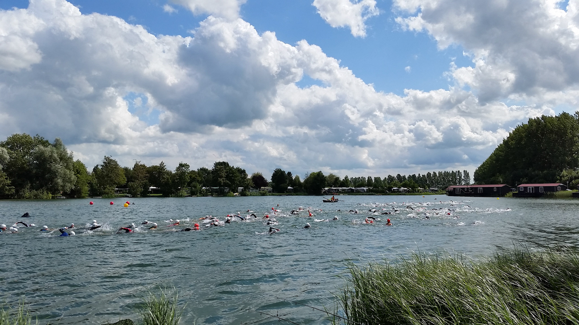 Start van de kwart triatlon in Deil