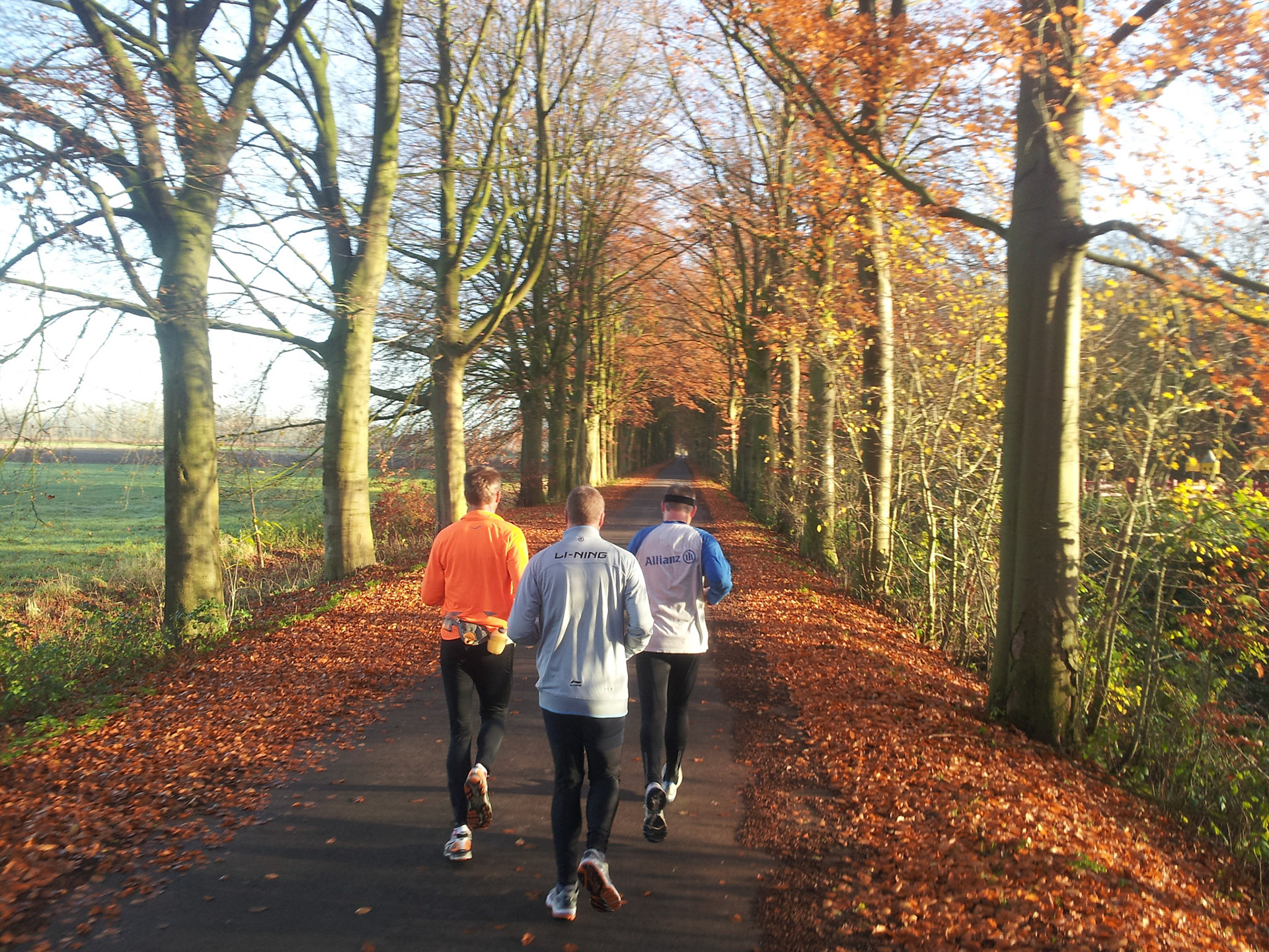 Hardlopende mannen, en ik op de fiets