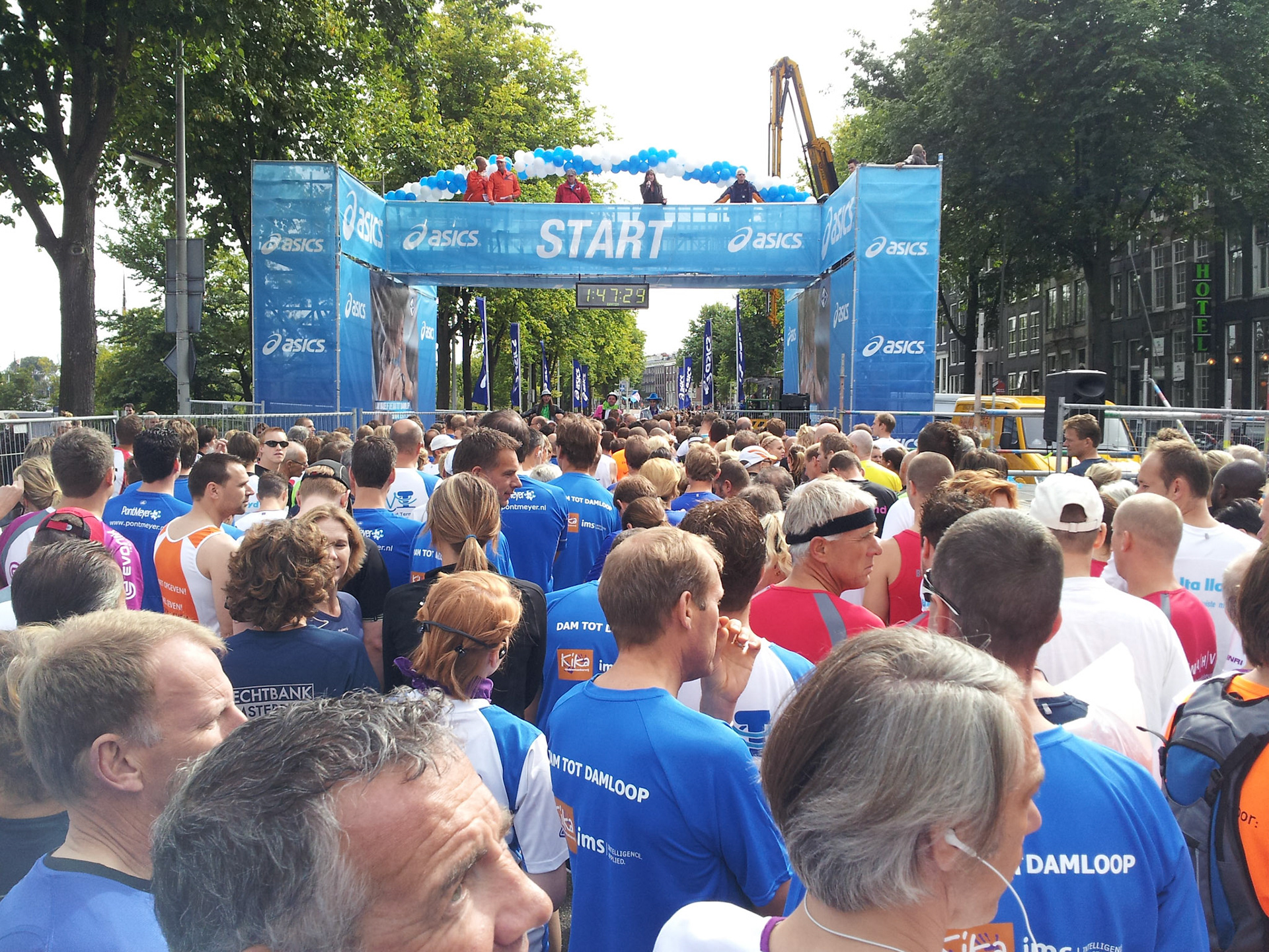 Veel mensen voor me bij de Damloop
