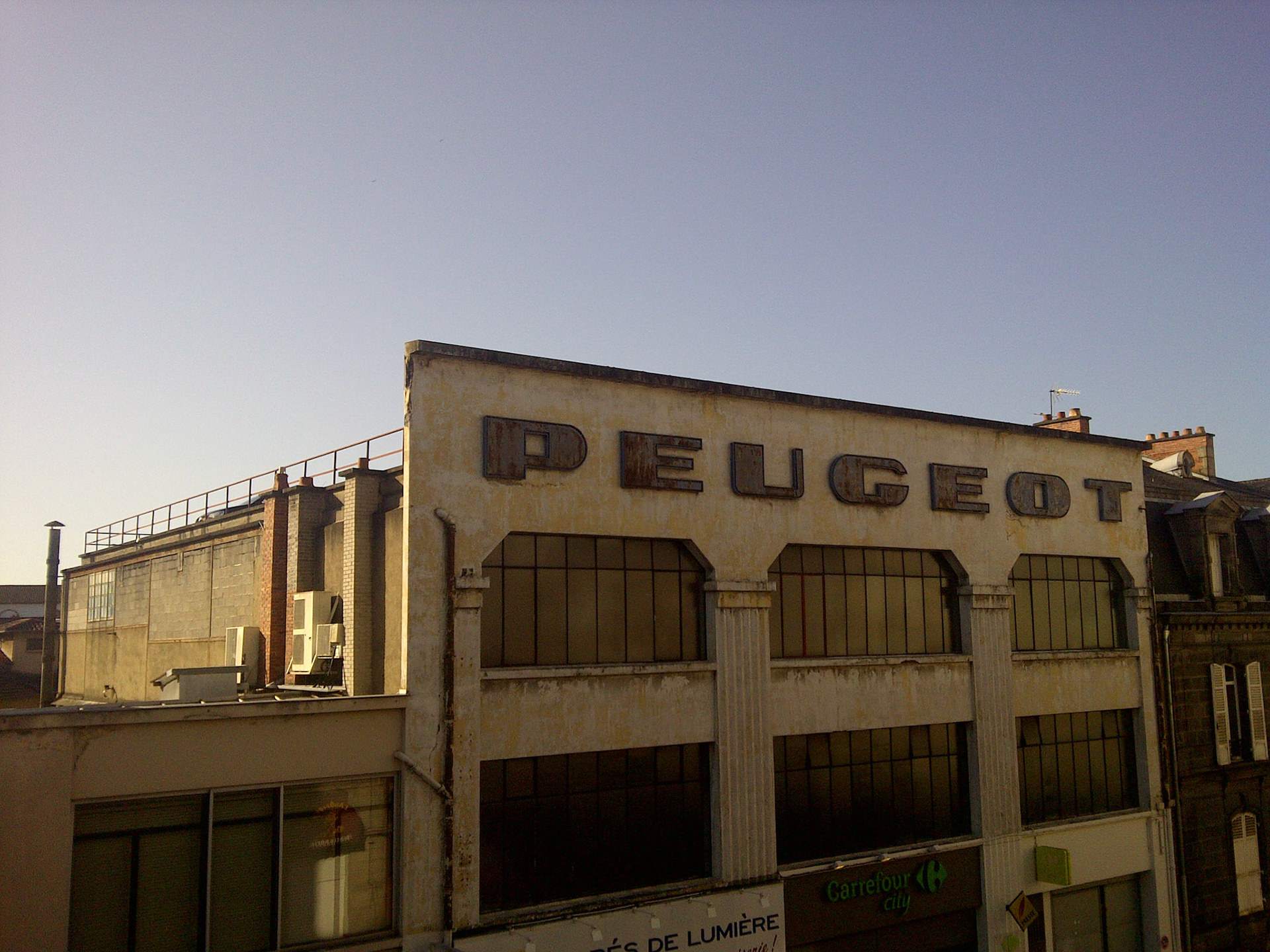 Oude Peugeot garage in Limoges, Frankrijk