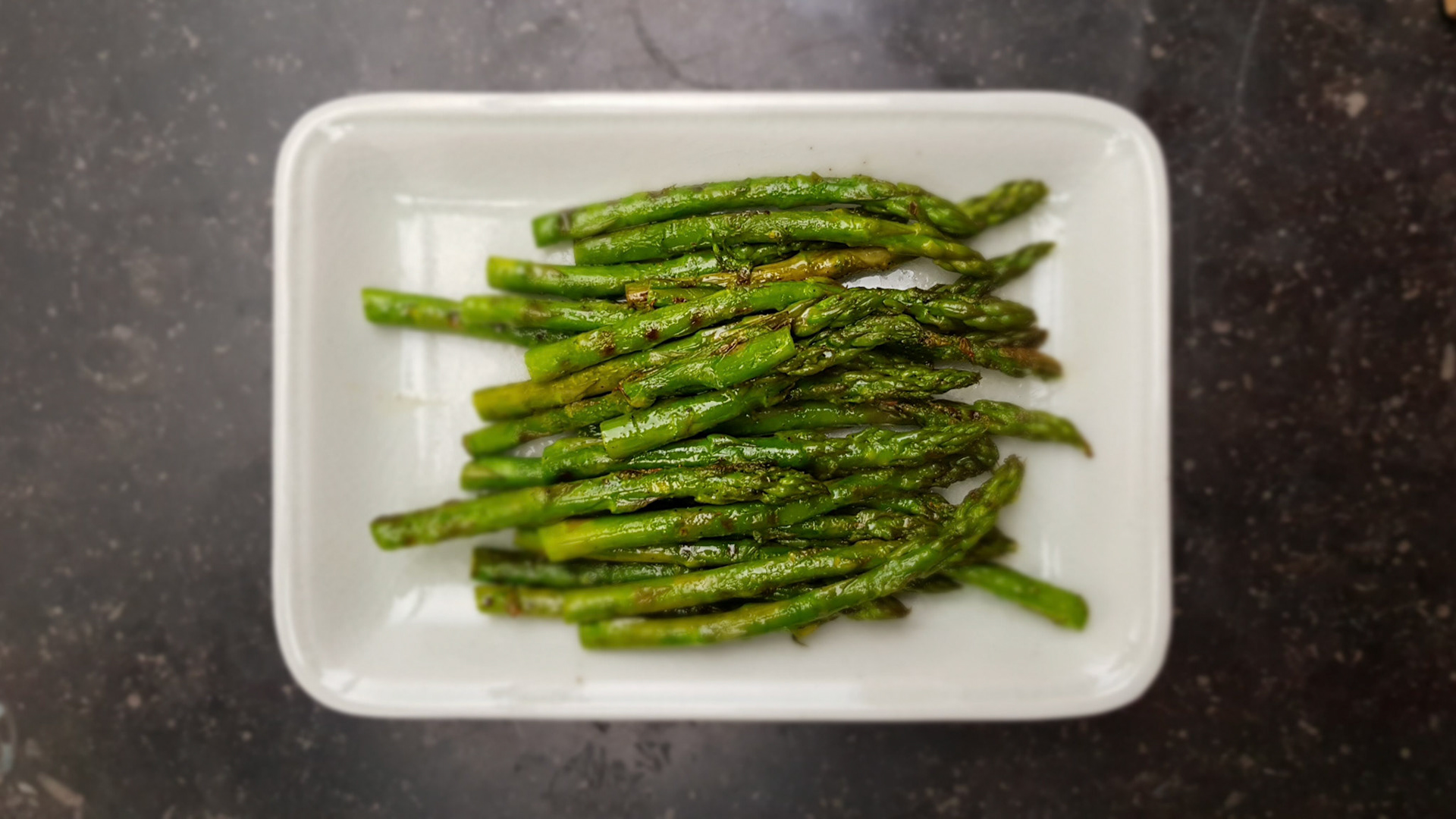 Gegrilde groene asperges
