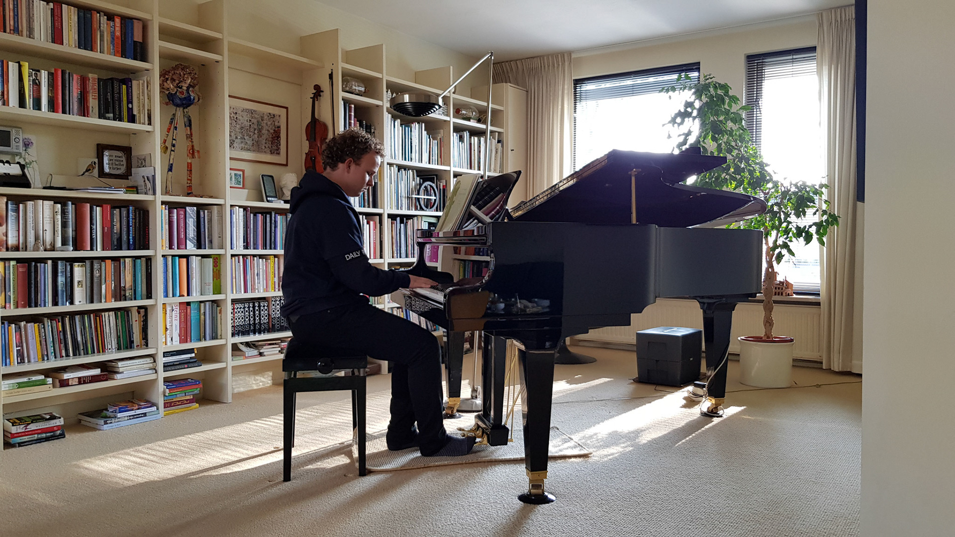 Mathijn speelt zonnestralen