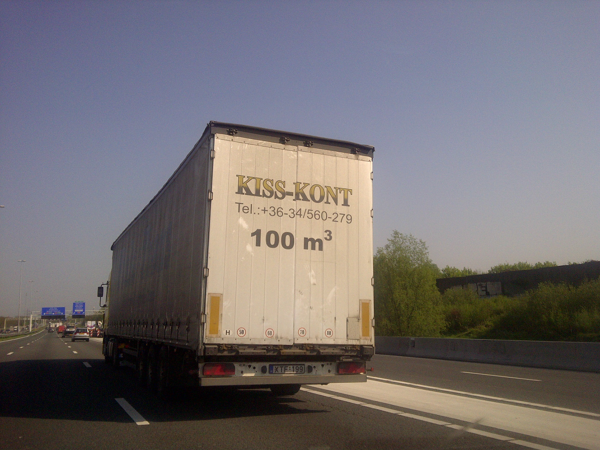 Zoek de (niet te missen) verborgen boodschap op deze Hongaarse truck #A2