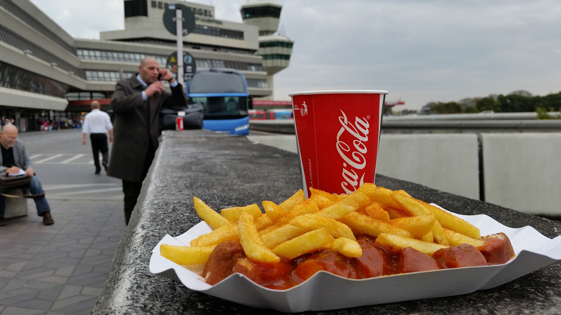 Curry wurst mit pommes in Berlin