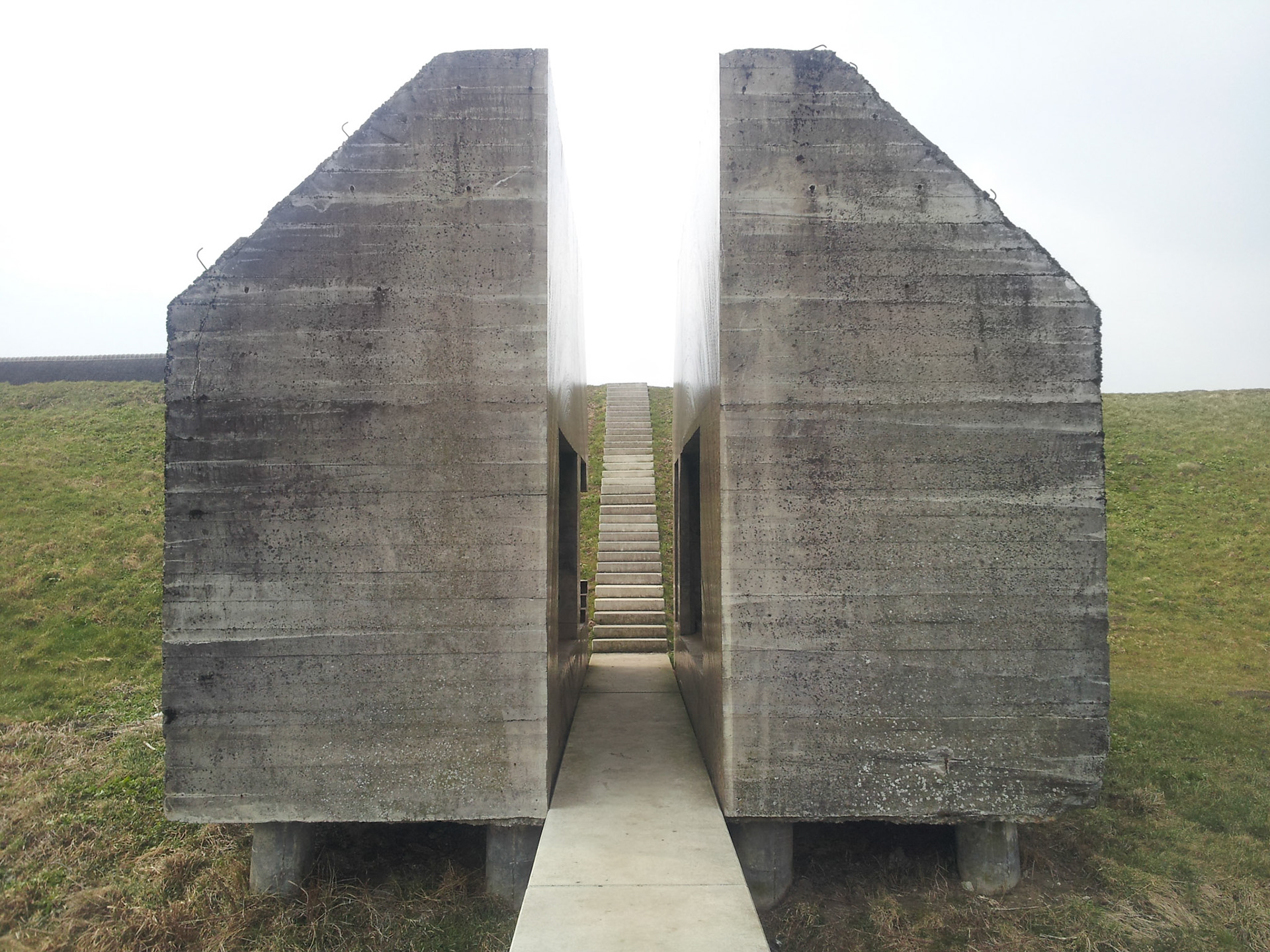 Doorgezaagde bunker langs de Diefdijk