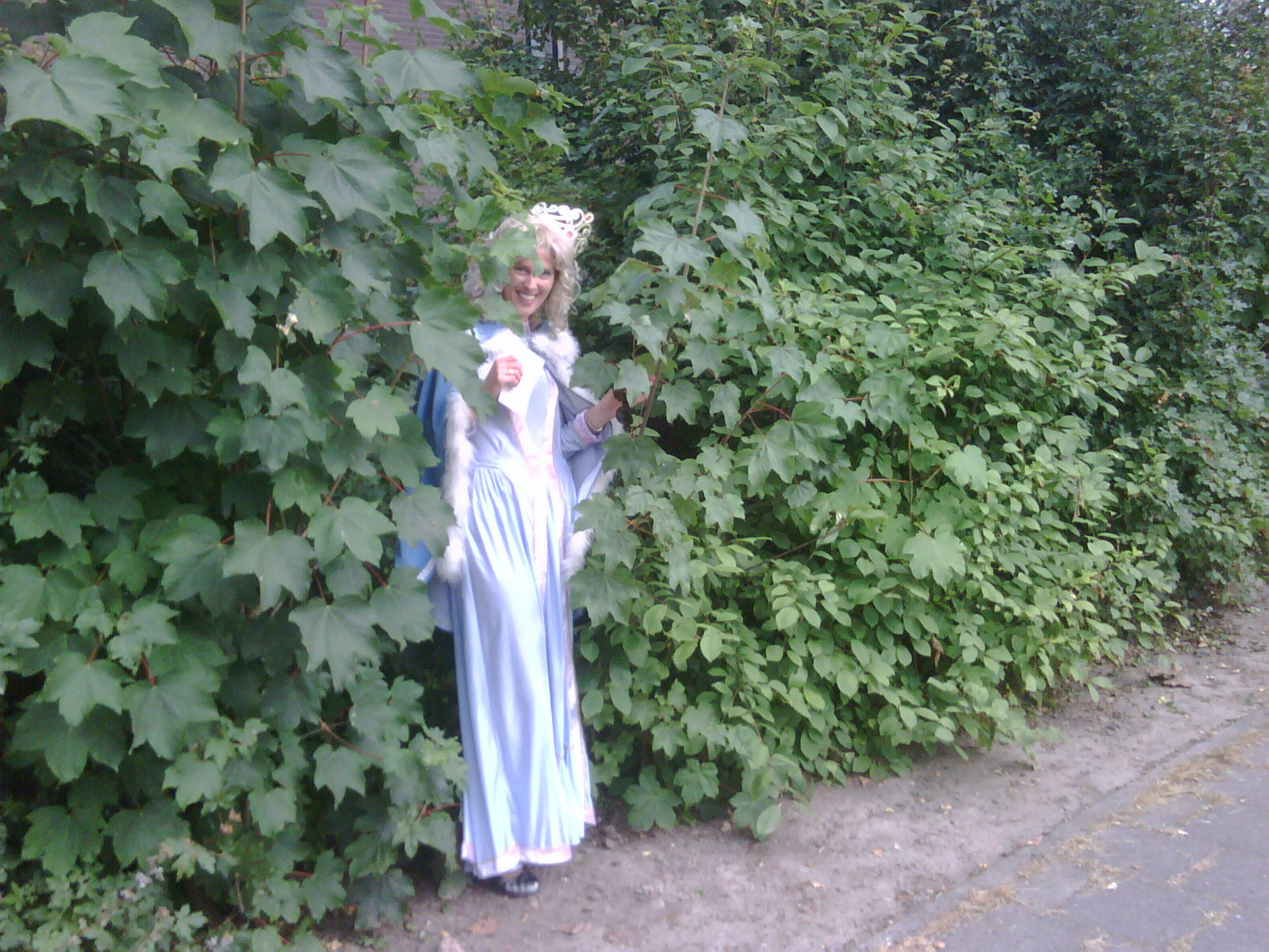 Assepoester valt echt niet op in die bosjes... #vossenjacht