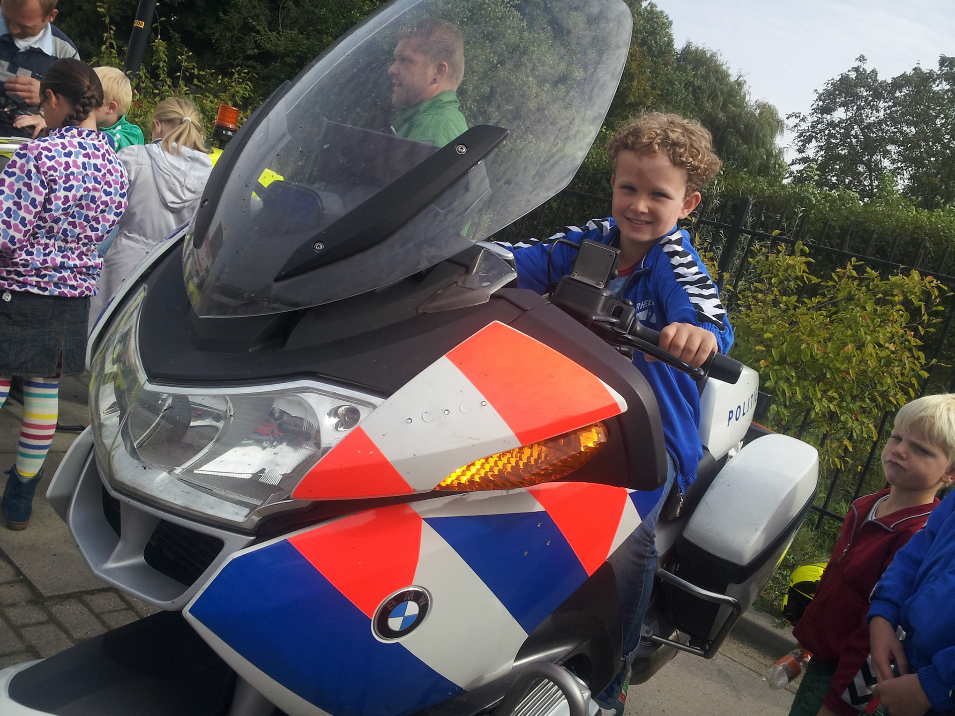 Mathijn op de politiemotor