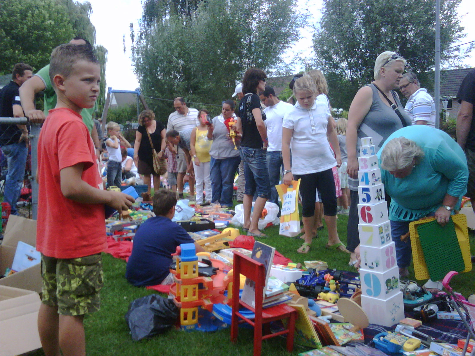Handelaar in wording op de jaarlijkse rommelmarkt in Deil