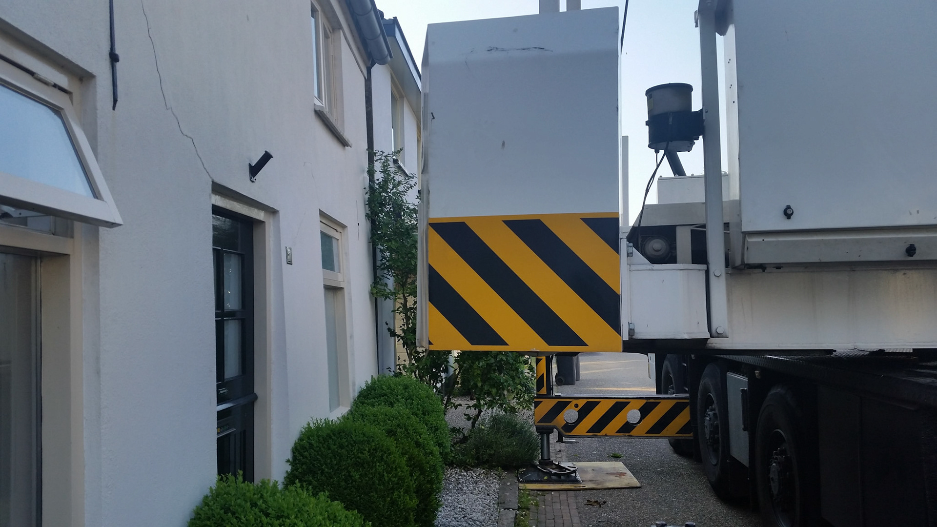 Hijskraan voor de deur