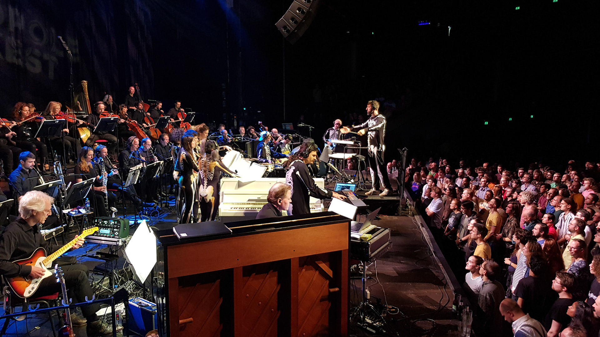 Powerful Metropole, weak voice