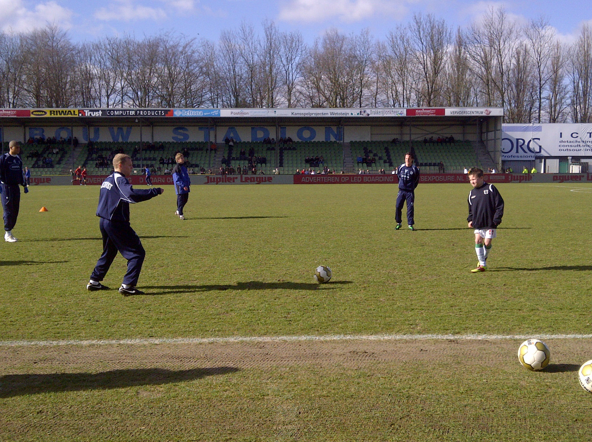 Joris balt met de mannen van FC Dordrecht tijdens warming up
