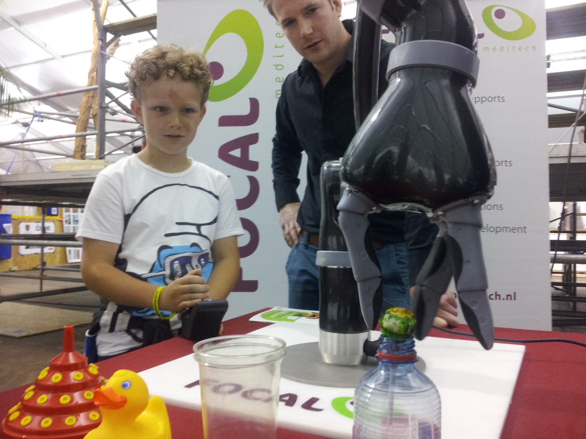 Mathijn pakt een lolly met robotarm