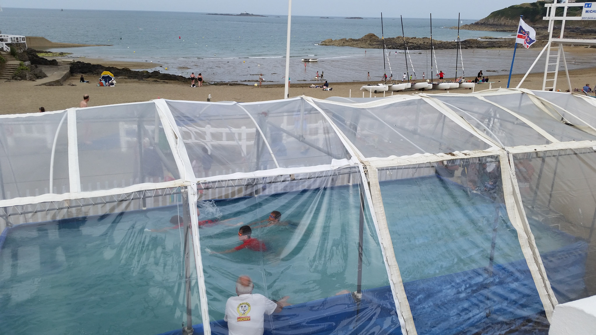 Zwemles op het strand van St. Quay