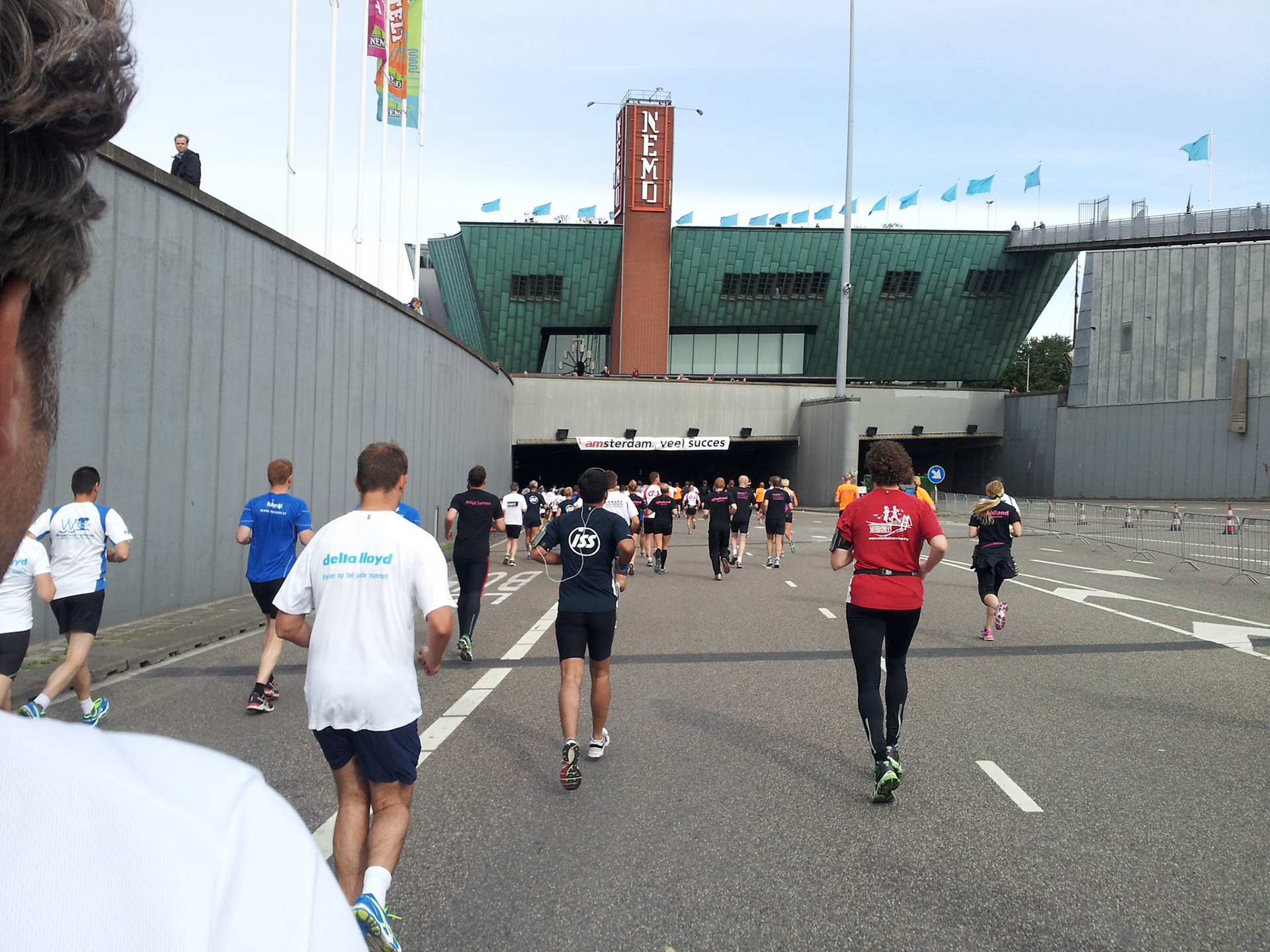 De Damloop gaat de IJ tunnel in