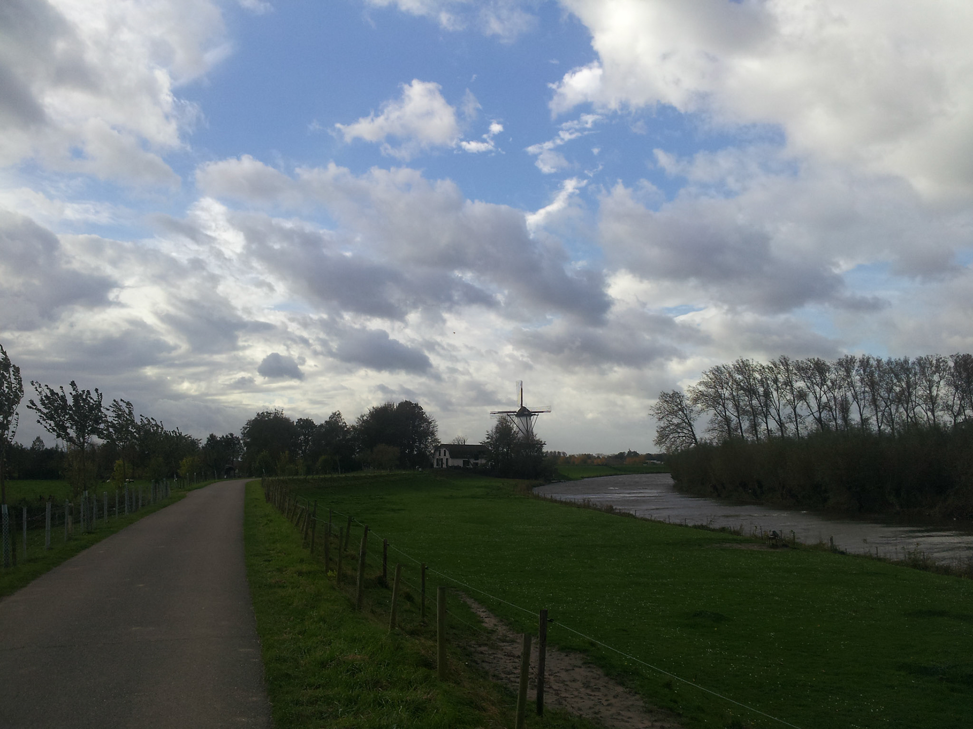 Flinke golven op de Linge tijdens storm