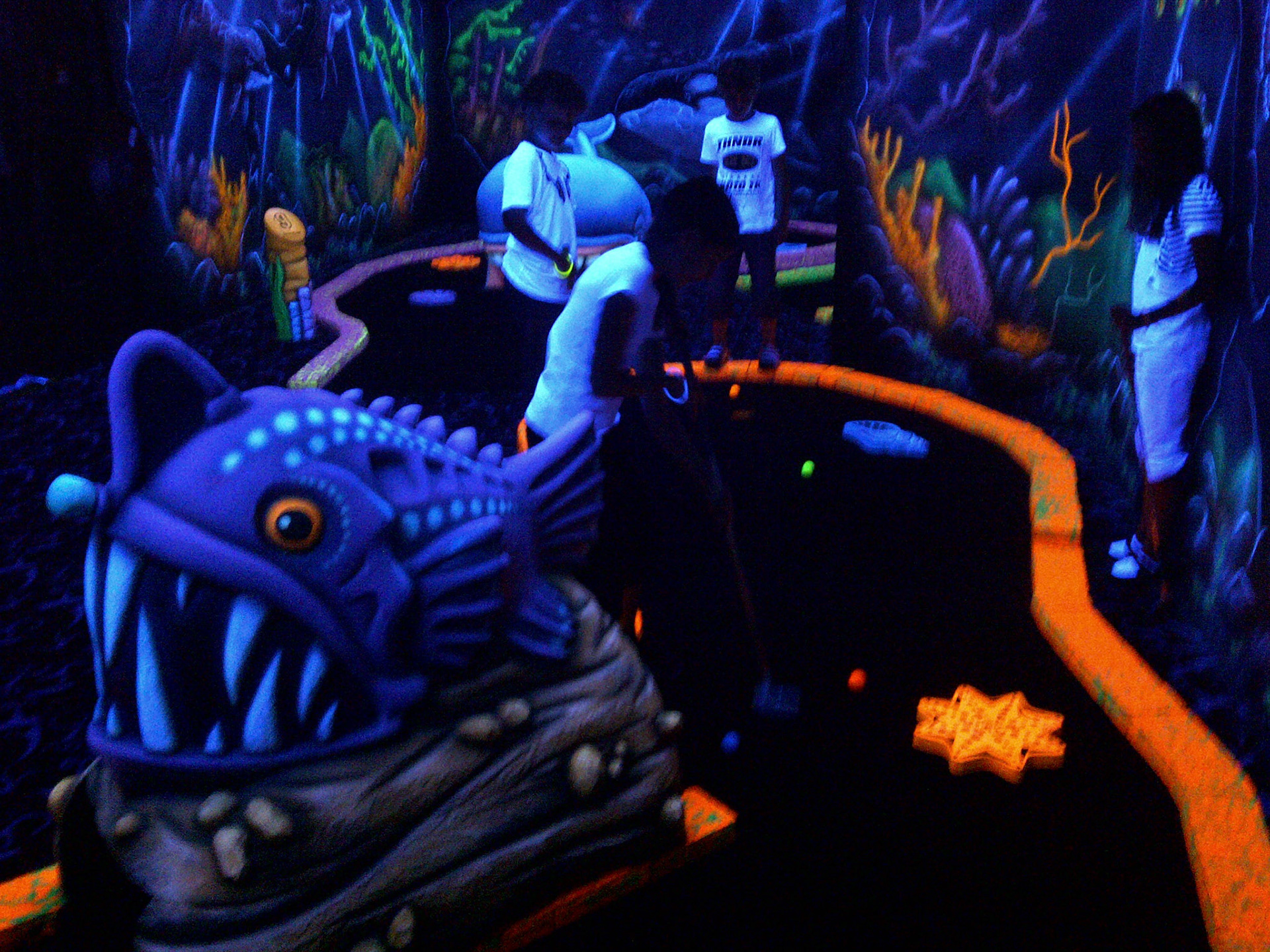 Like a weird dream - glow in the dark mini golf