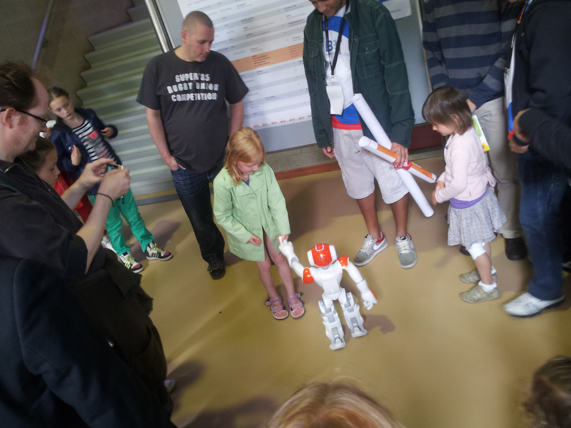 Prachtige interactie, robot volgt meisje aan de hand