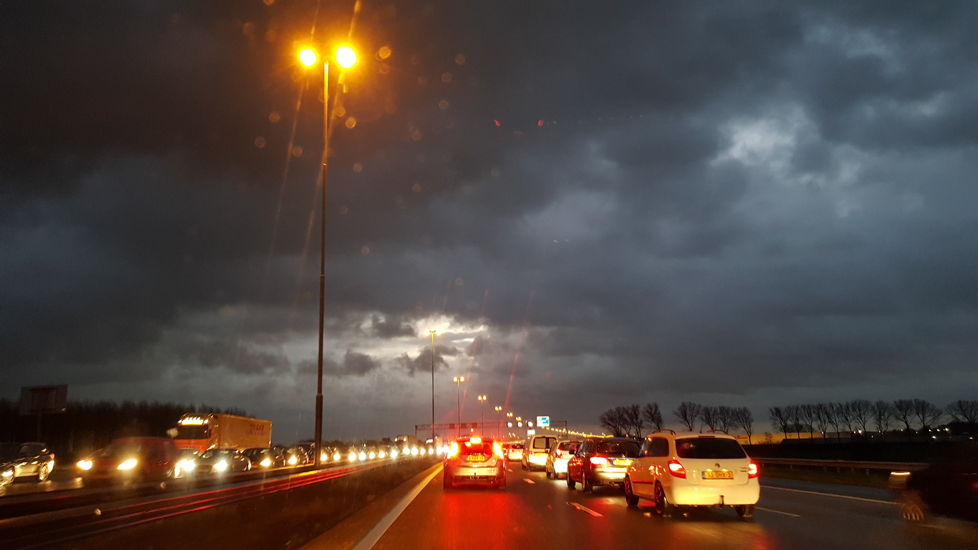 Pittige file, prachtige lucht