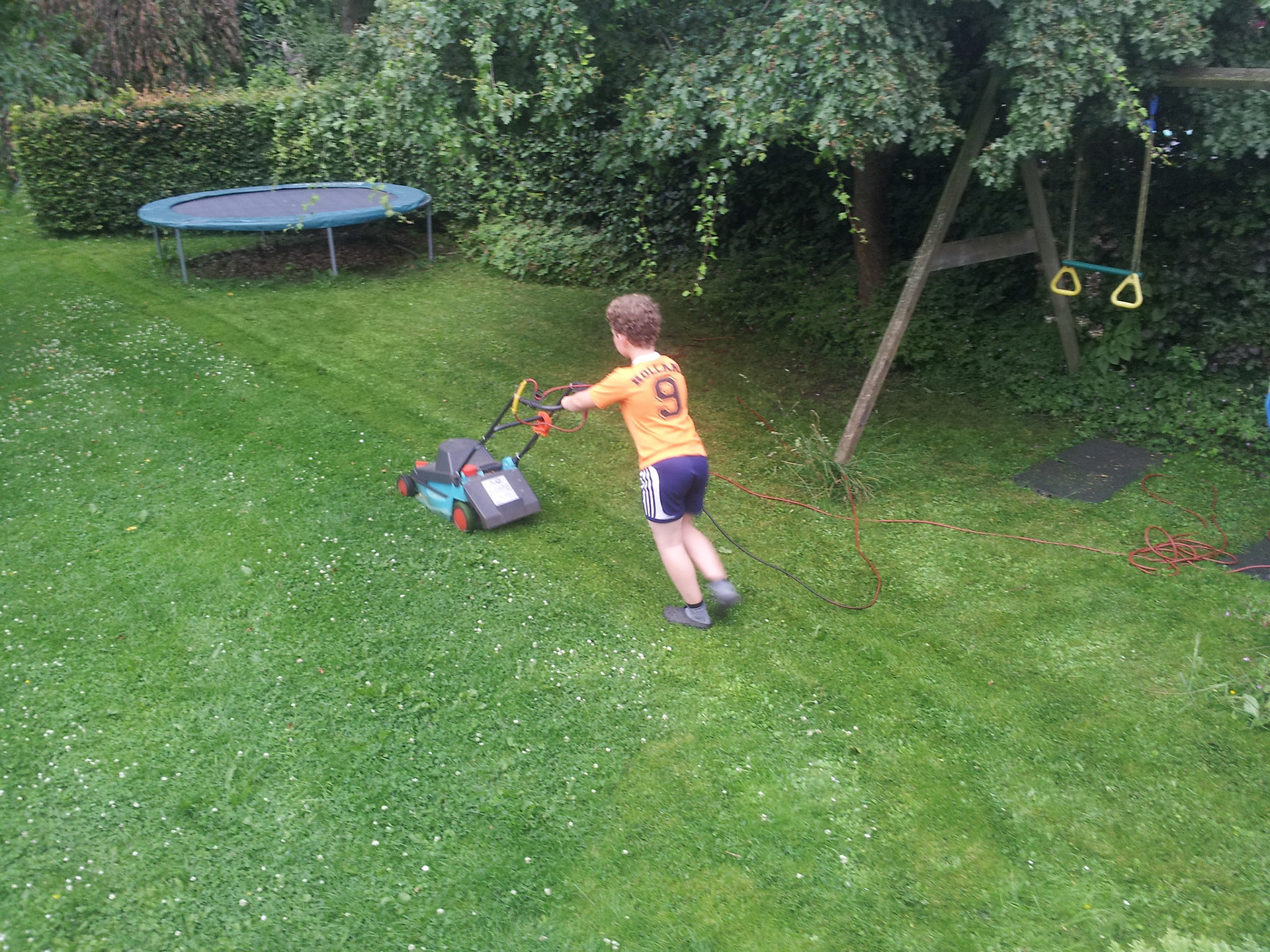 Mathijn leert grasmaaien