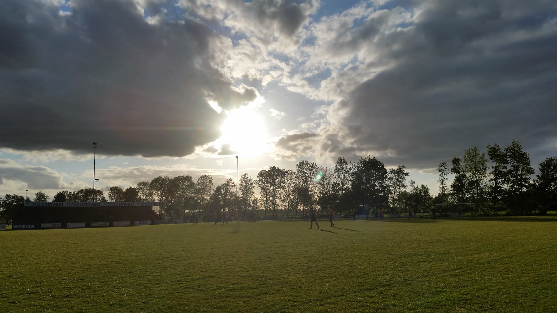 Iets te veel tegenlicht bij voetbal