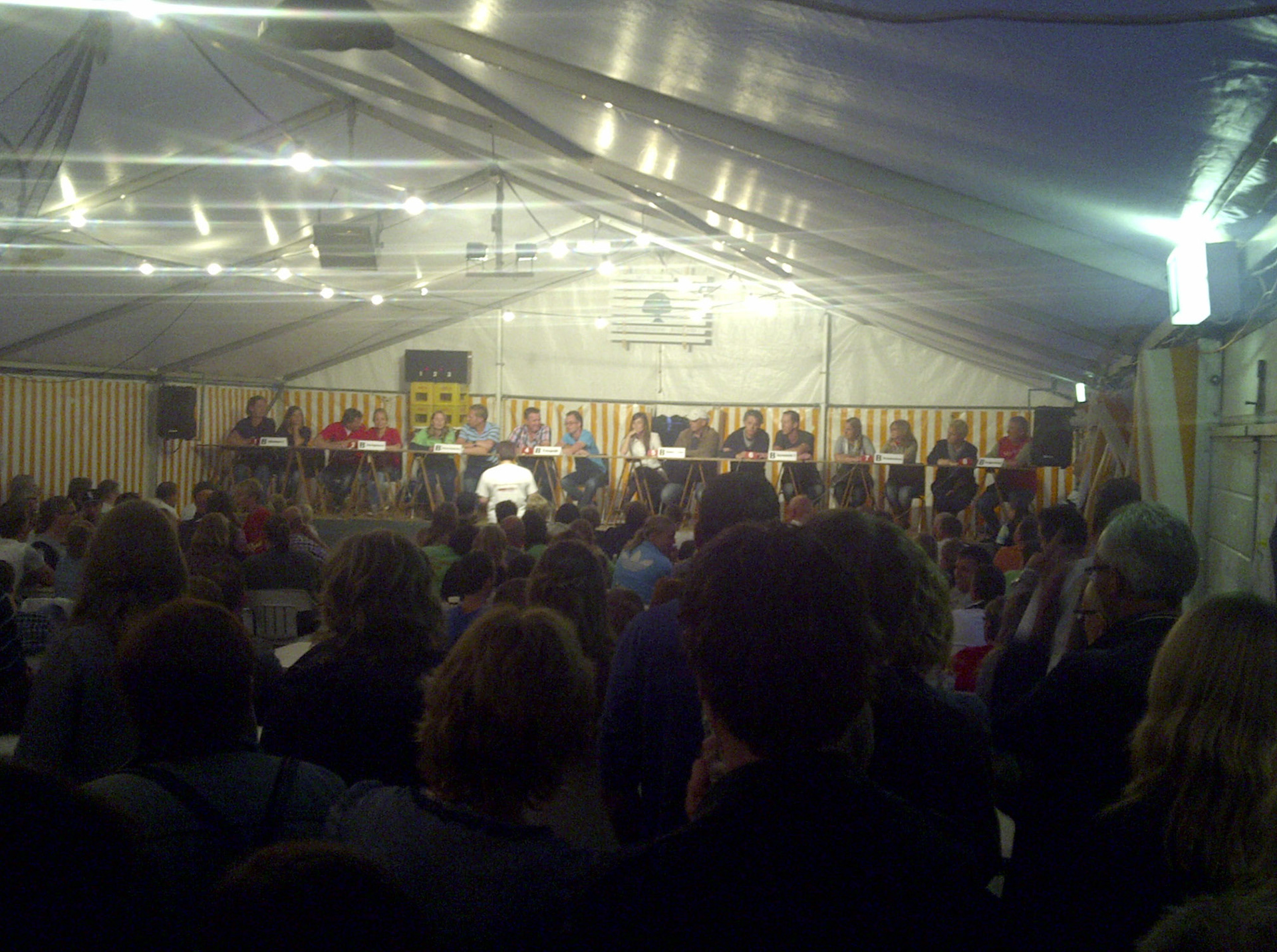 Erna on-stage bij de vrijdagavond quiz #spelweek #Deil