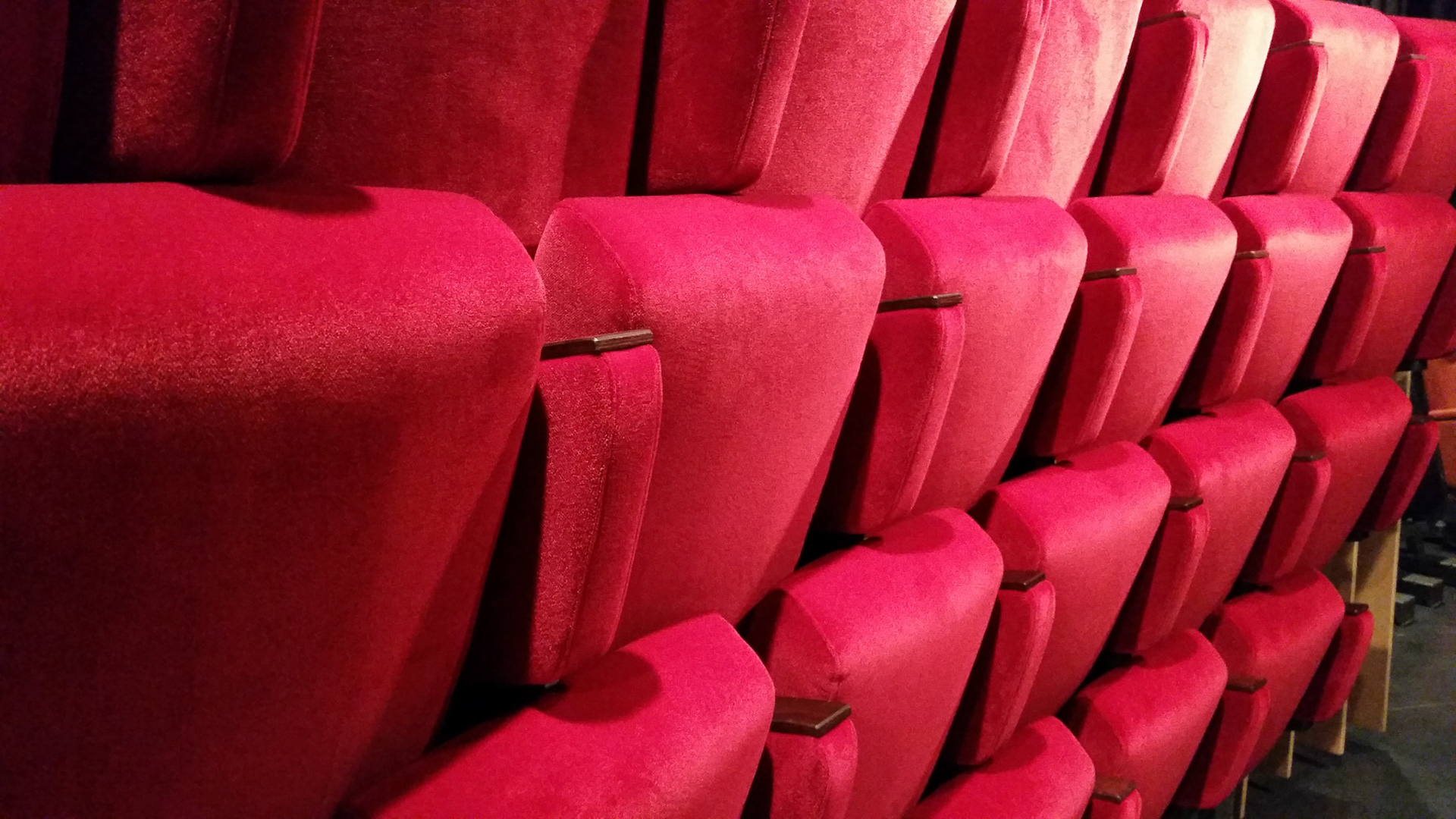 Op zoek naar een inschuiftribune voor het MFC