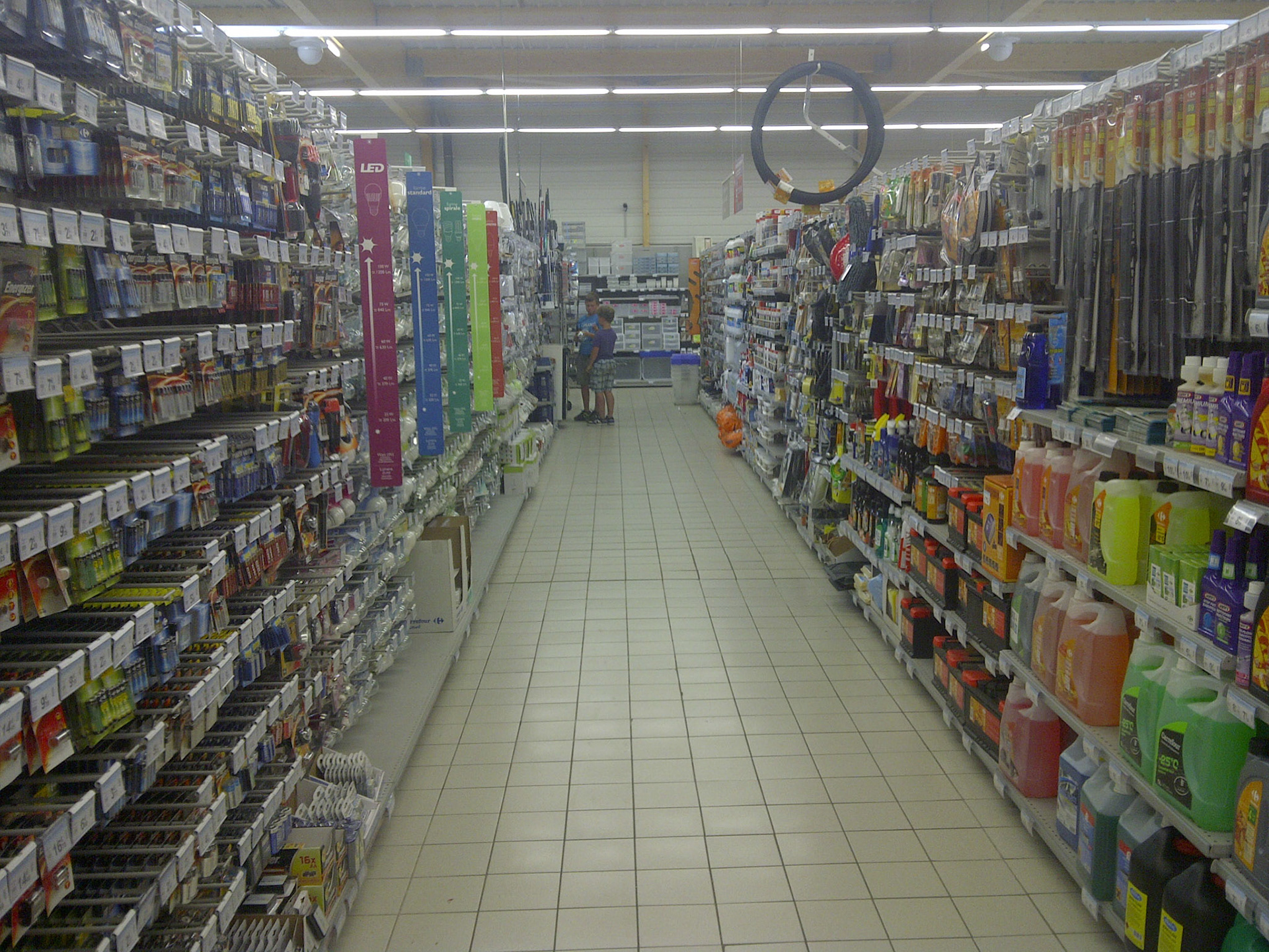 De vishengels in de Carrefour boeien de jongens het meest