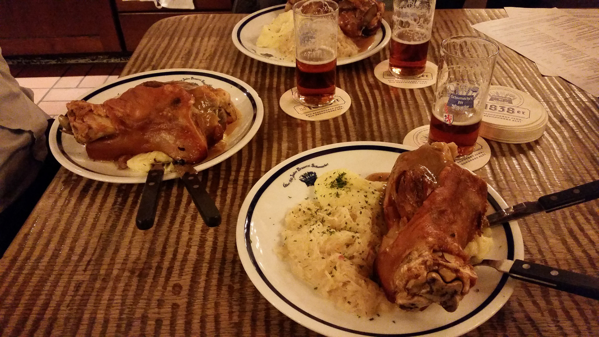Eisbein mit Sauerkraut und Bier in Düsseldorf