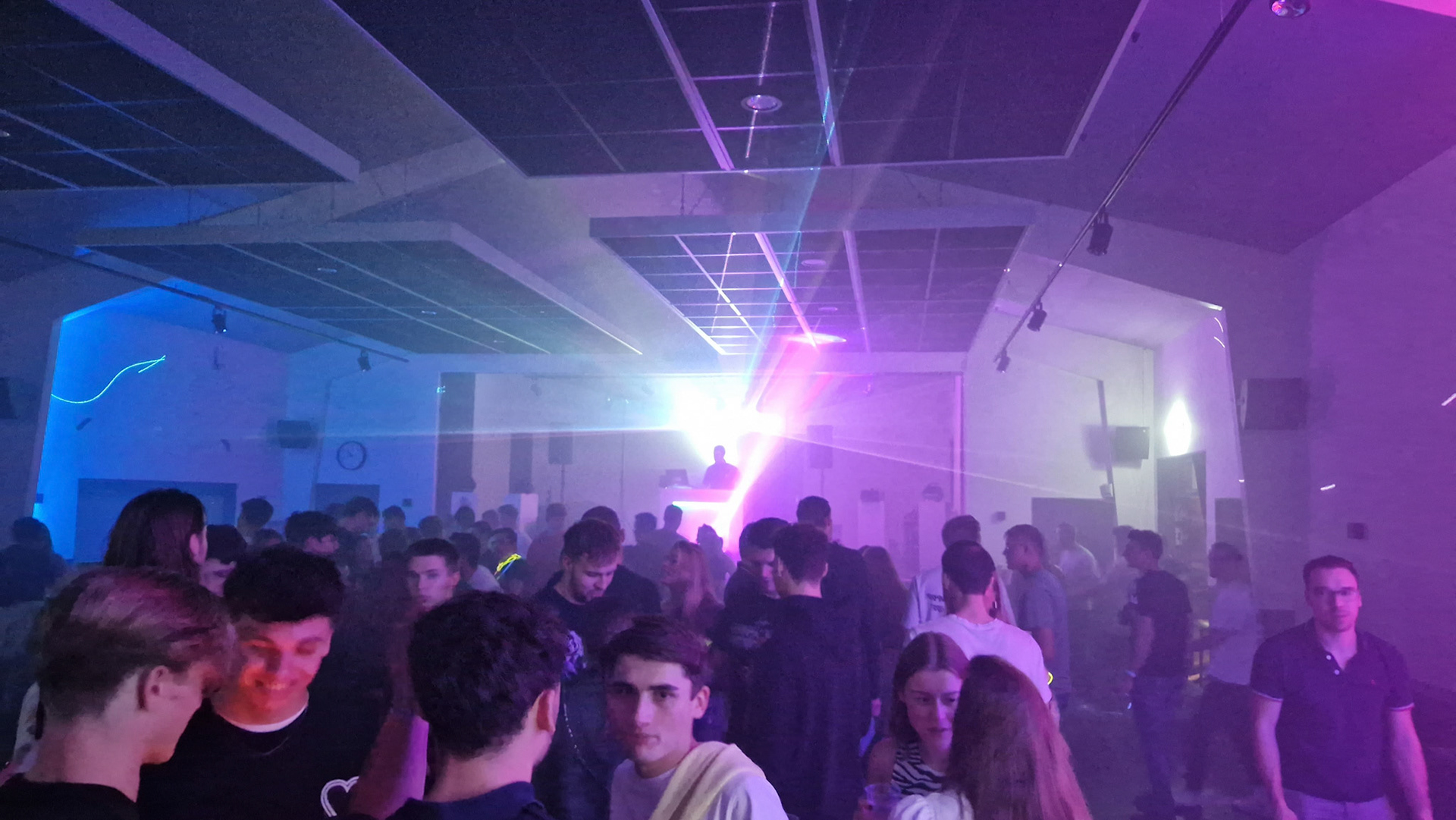 DJ op zijn eigen feest