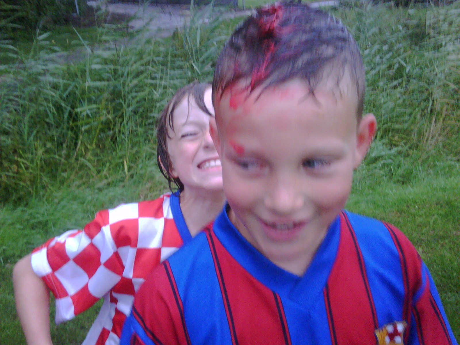Hoofdwond van voetbal? Nee, kleurstof van de kapper na een training in de regen...