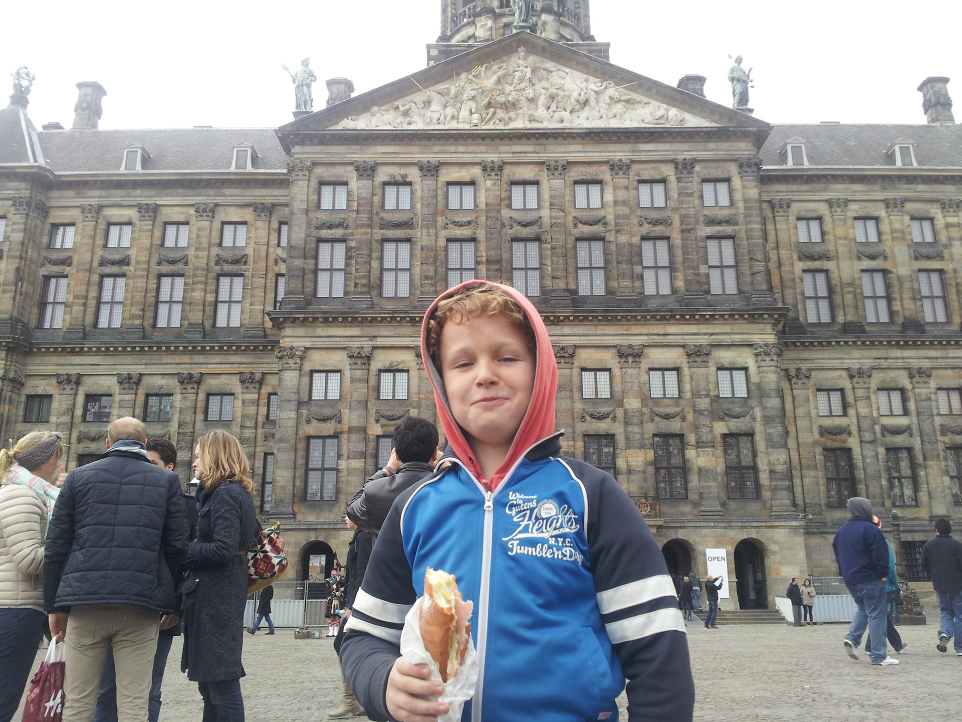 Hoody met broodje gezond op de Dam