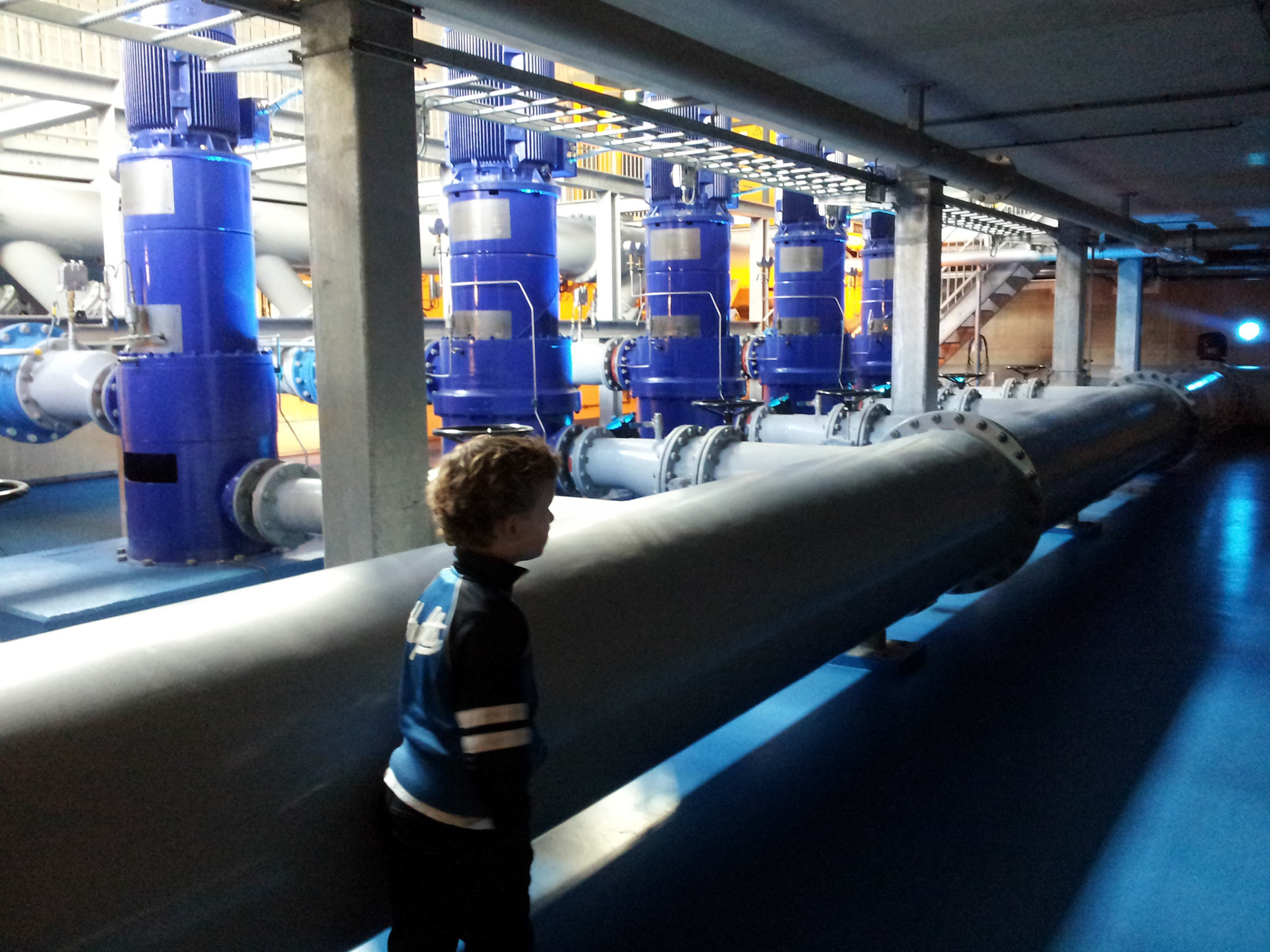 Mathijn in de kelder van het waterstation waar ons water vandaan komt