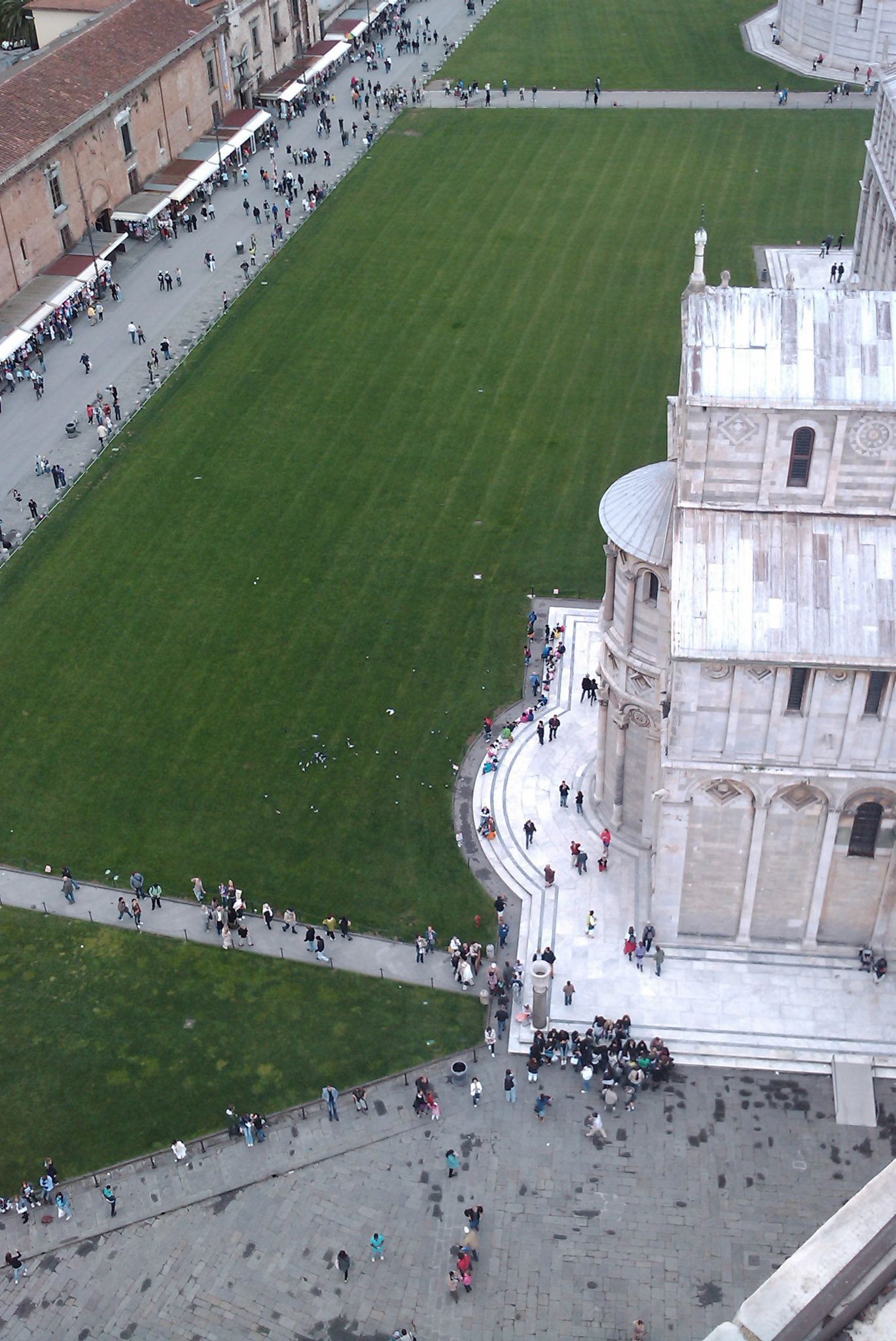 Kijkje vanaf de toren van Pisa