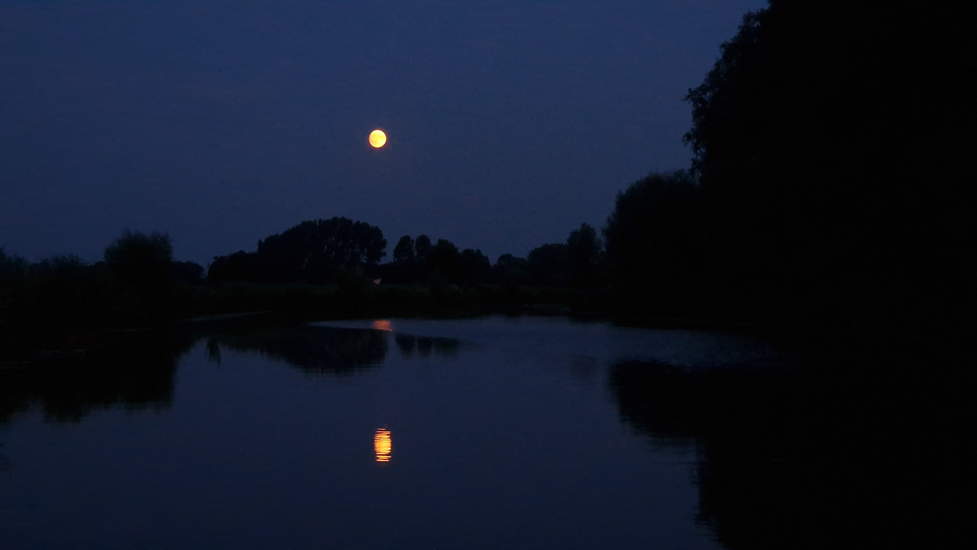 Volle maan boven de Linge