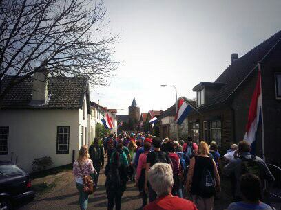 30000 bloesemtocht wandelaars over de dijk
