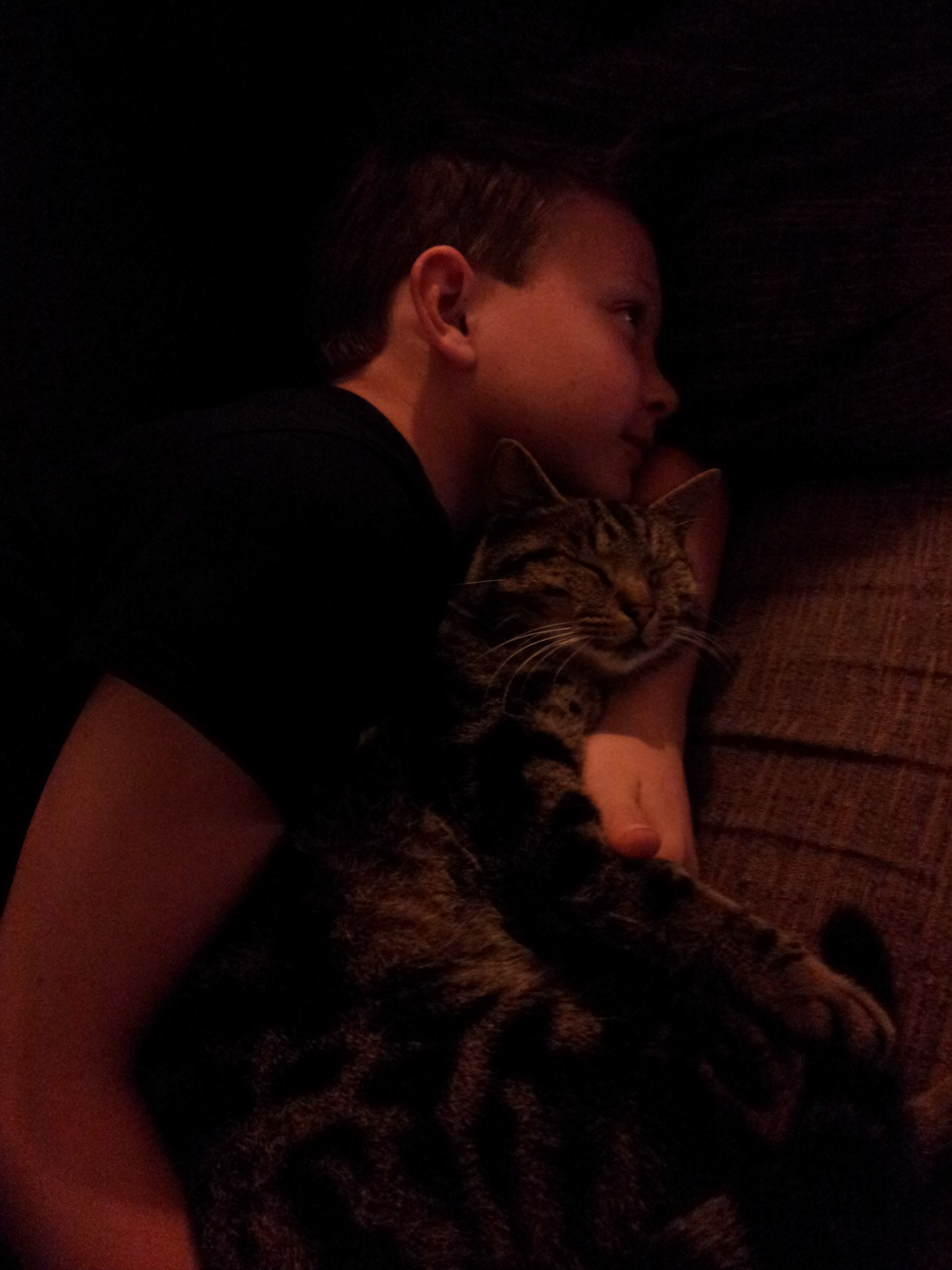 Joris en Mikauw samen op de bank