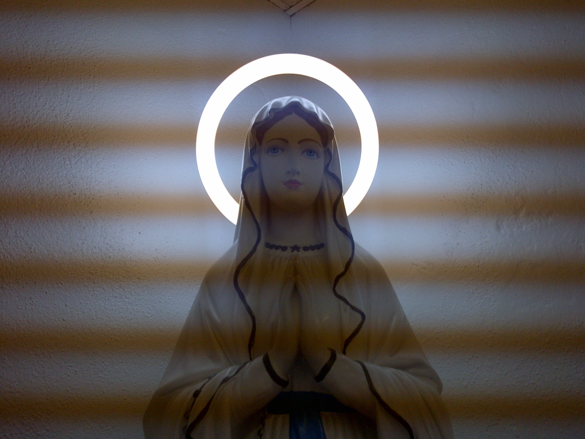 Weird and suspicious effect in photo of Maria in Lourdes