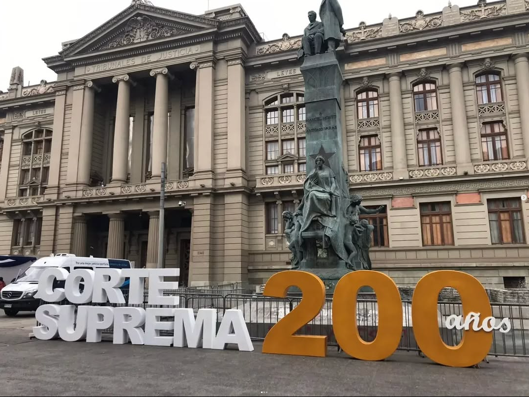 Diseño y producción de las letras 3D para la conmemoración de los 200 años de la Corte Suprema de Chile