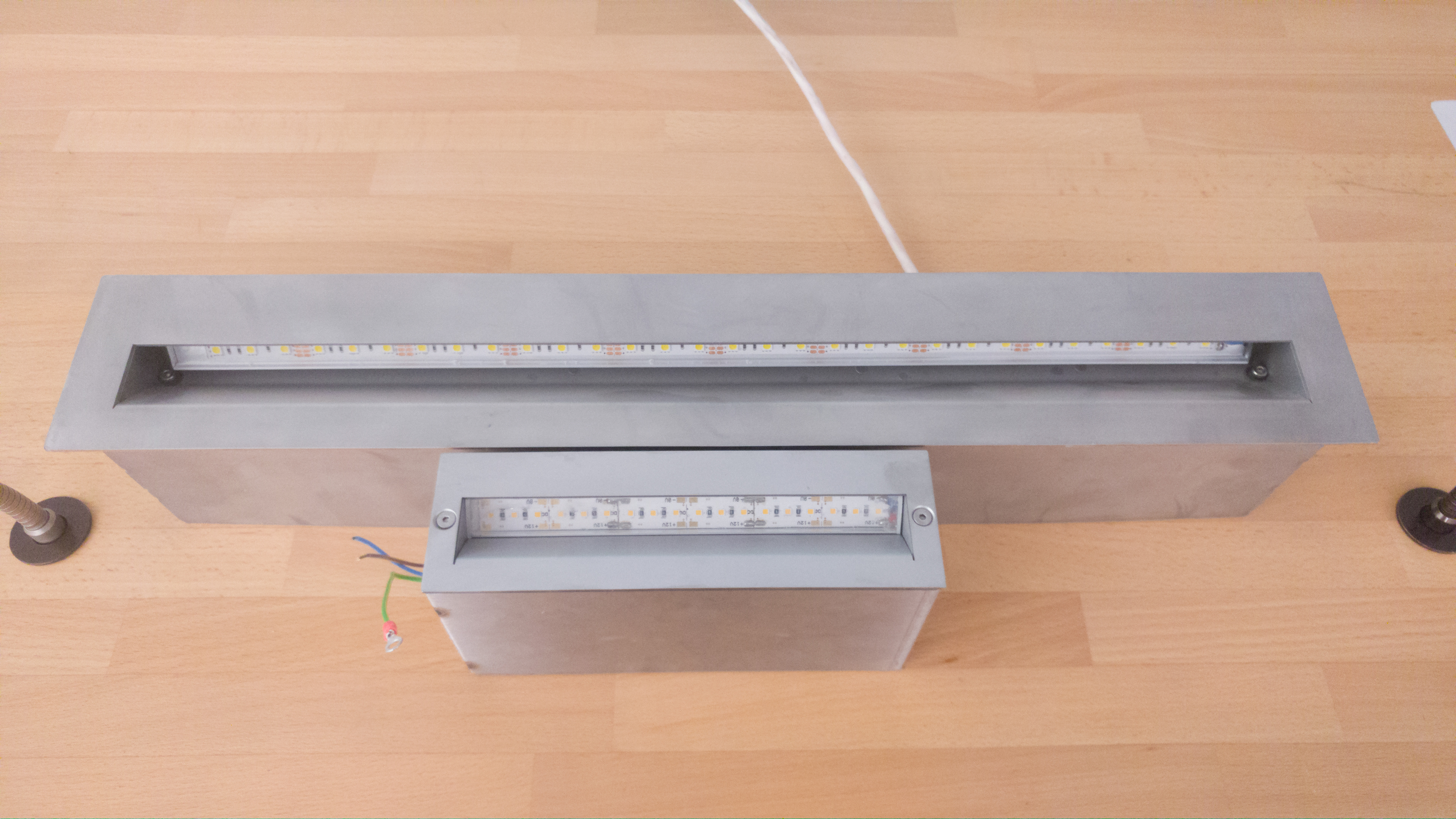Londres and Londres brick light front view, showing differences in LED positioning