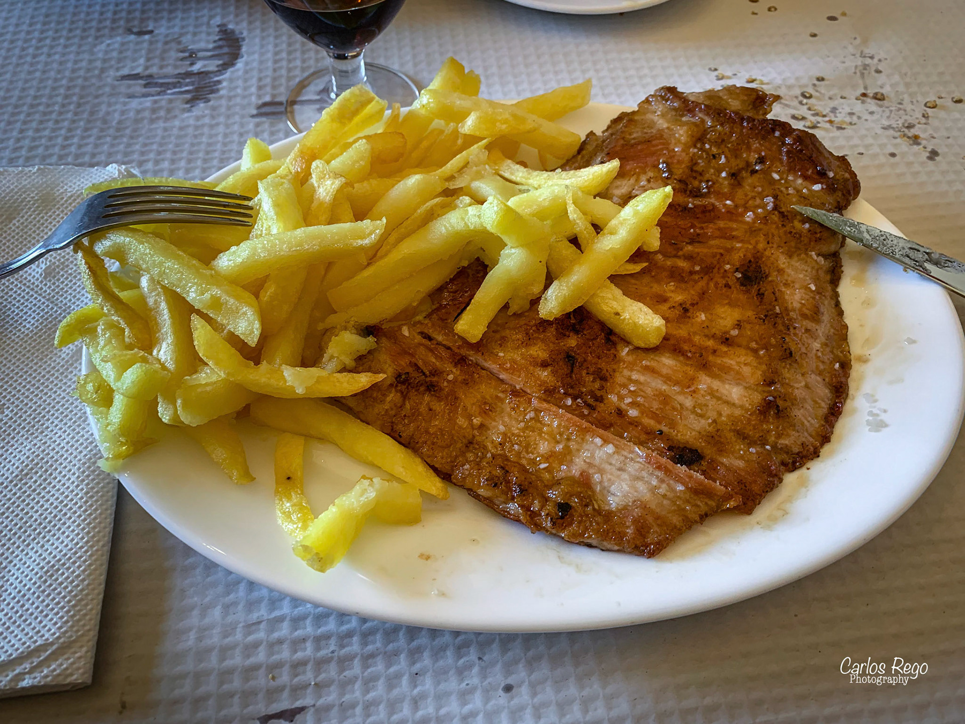 Venta El Pinar - Colmenar  La venta está situada en los Montes de Málaga a 5 km del pueblo de Colmenar.  Secreto iberico con patatas