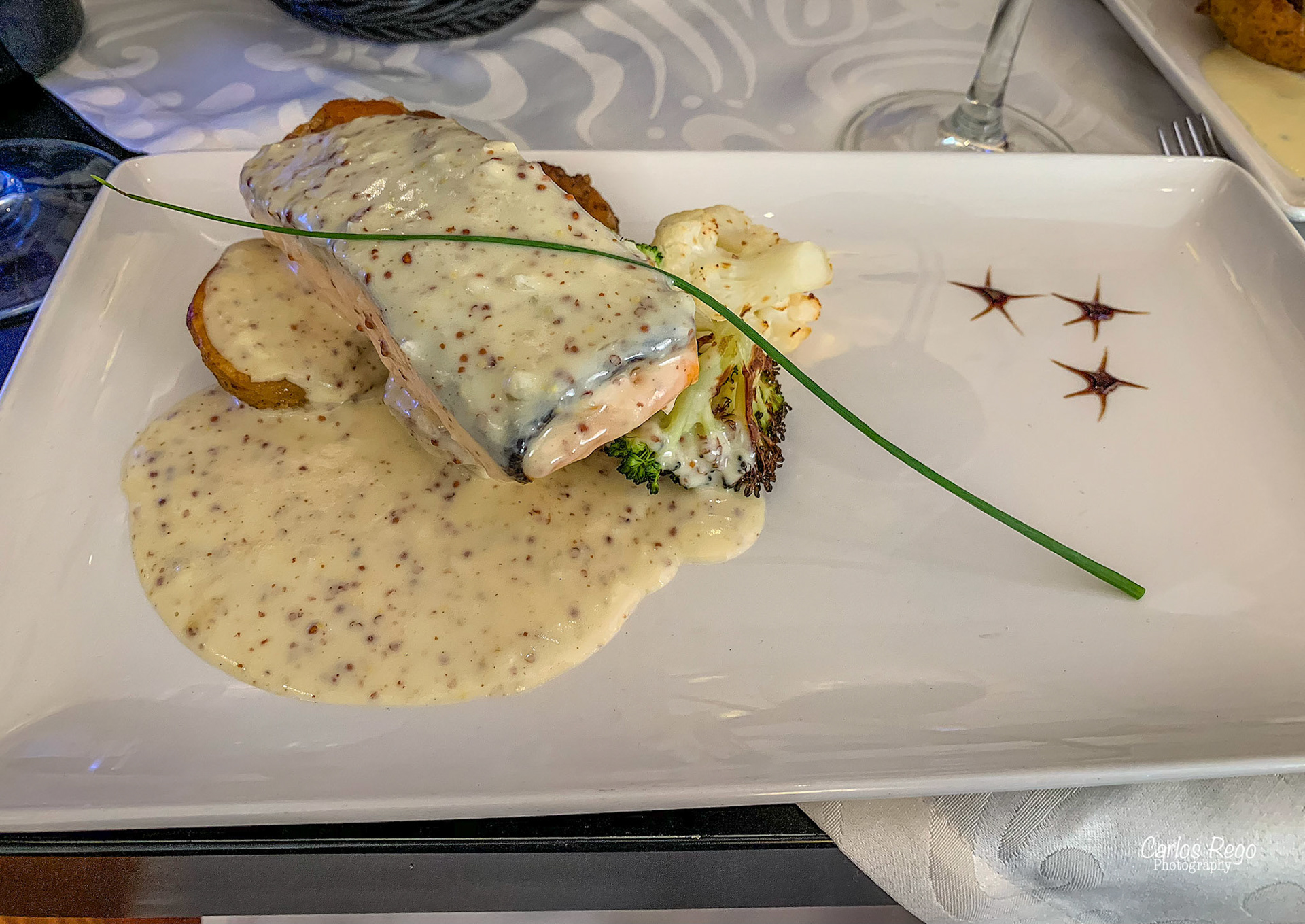 Vino Mío es un restaurante elegante y acogedor con una terraza increíble a los pies del teatro Cervantes Plaza Jerónimo Cuervo 2,  29012 Málaga  Salmón Atlántico Lomo de salmón fresco con salsa suave de mostaza antigua. Acompañado con guarnición de patatas y verduras de temporada